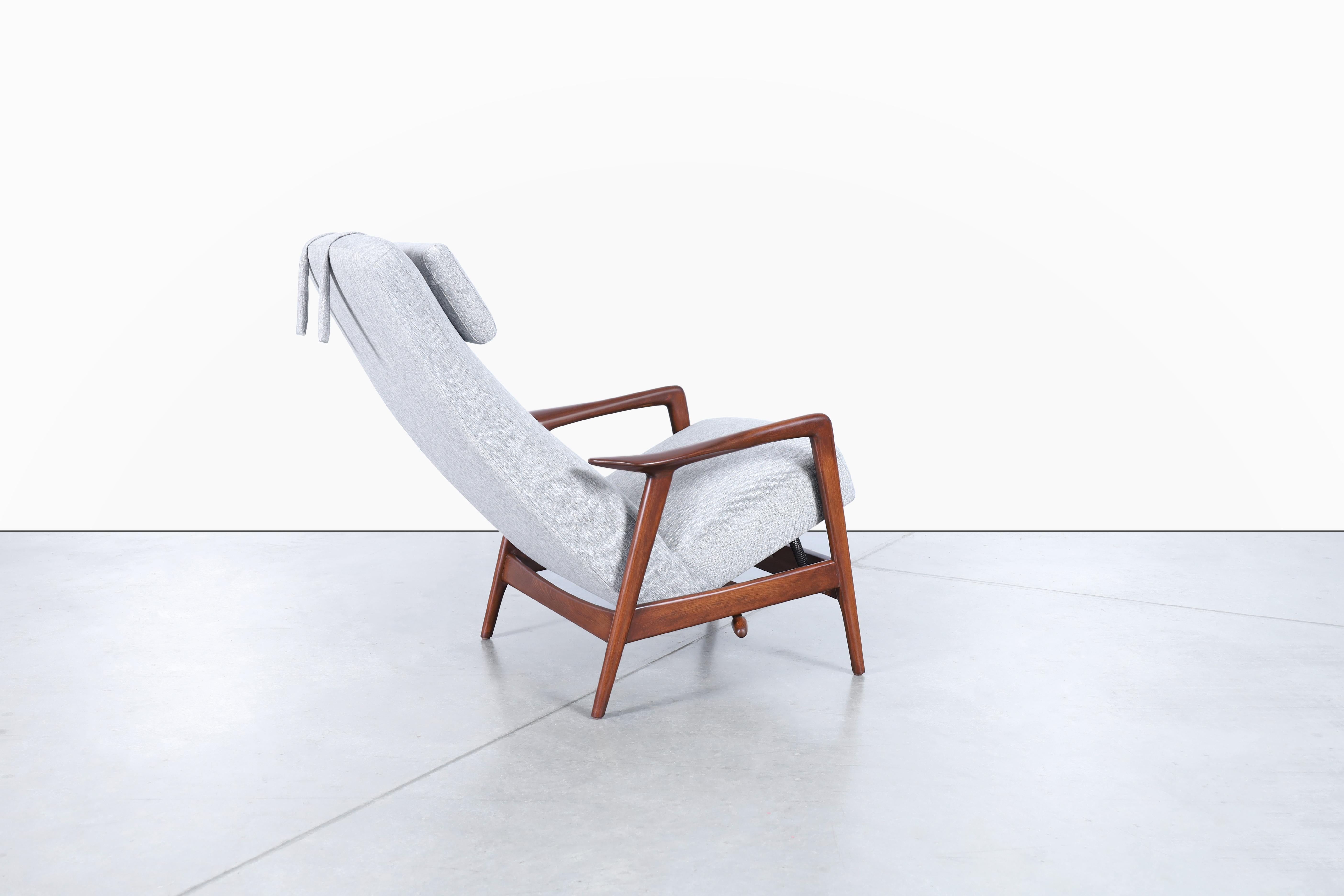 Chaise longue en noyer suédois par Alf Svensson pour Dux en vente 3