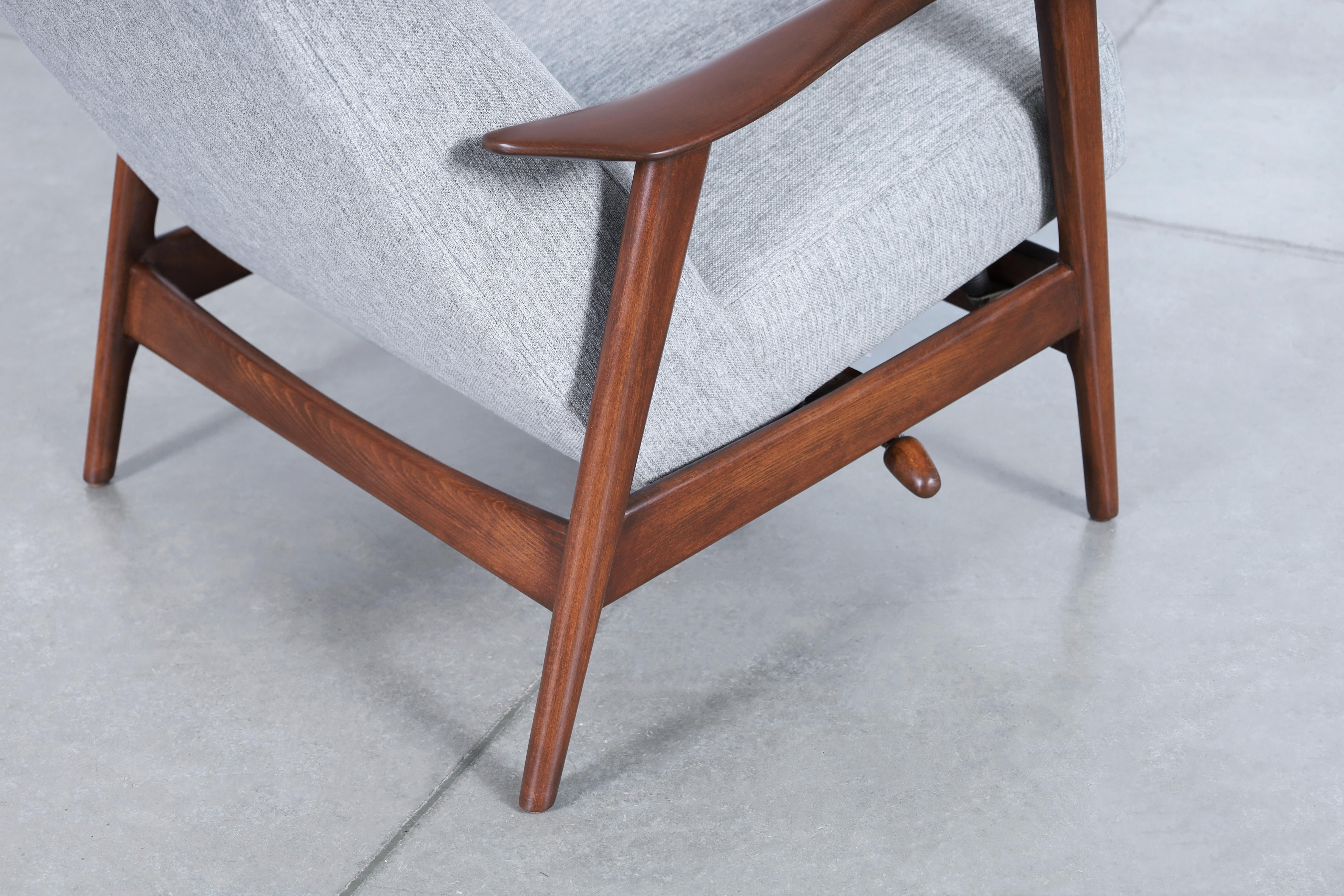 Chaise longue en noyer suédois par Alf Svensson pour Dux en vente 4