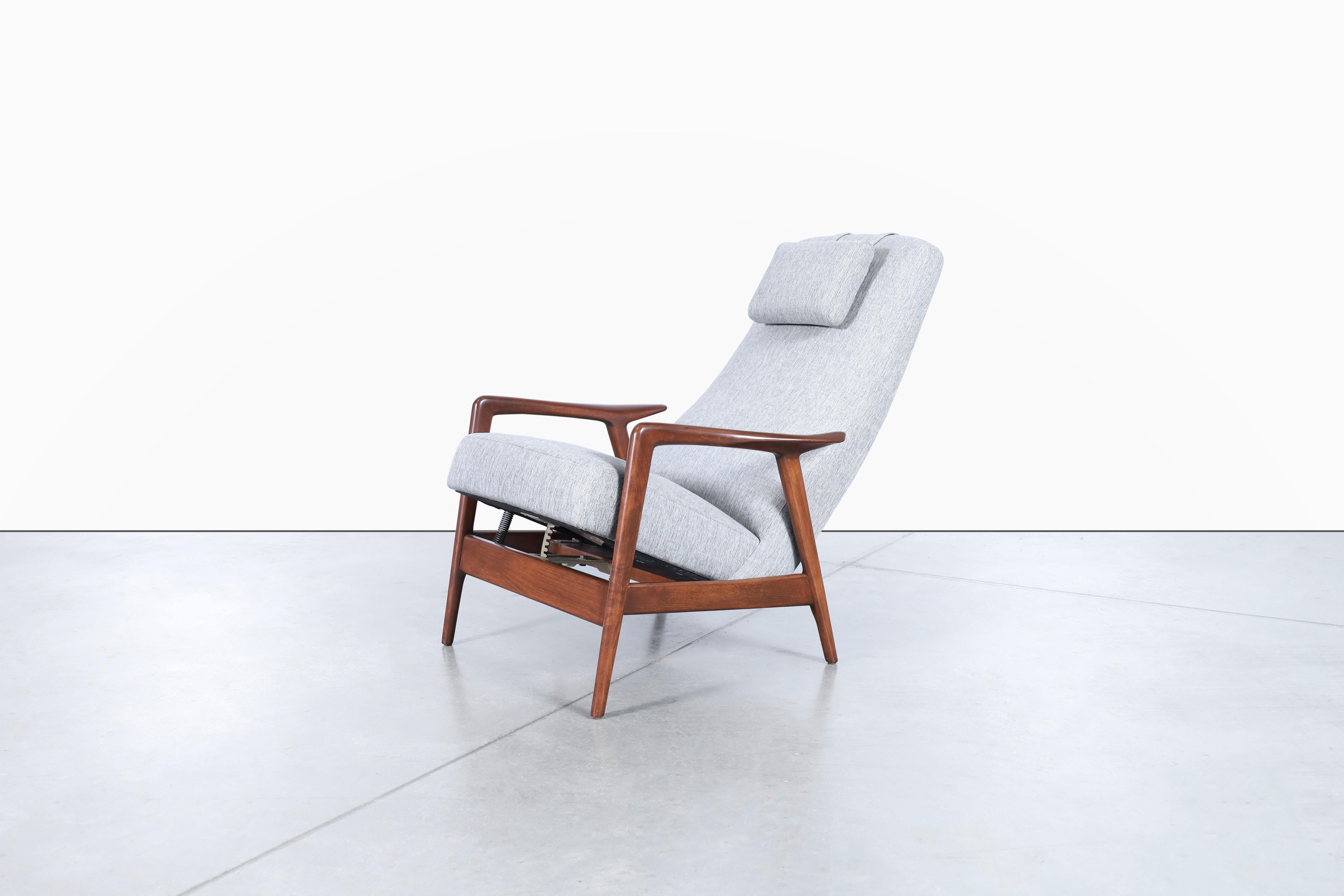 Mid-Century Modern Chaise longue en noyer suédois par Alf Svensson pour Dux en vente