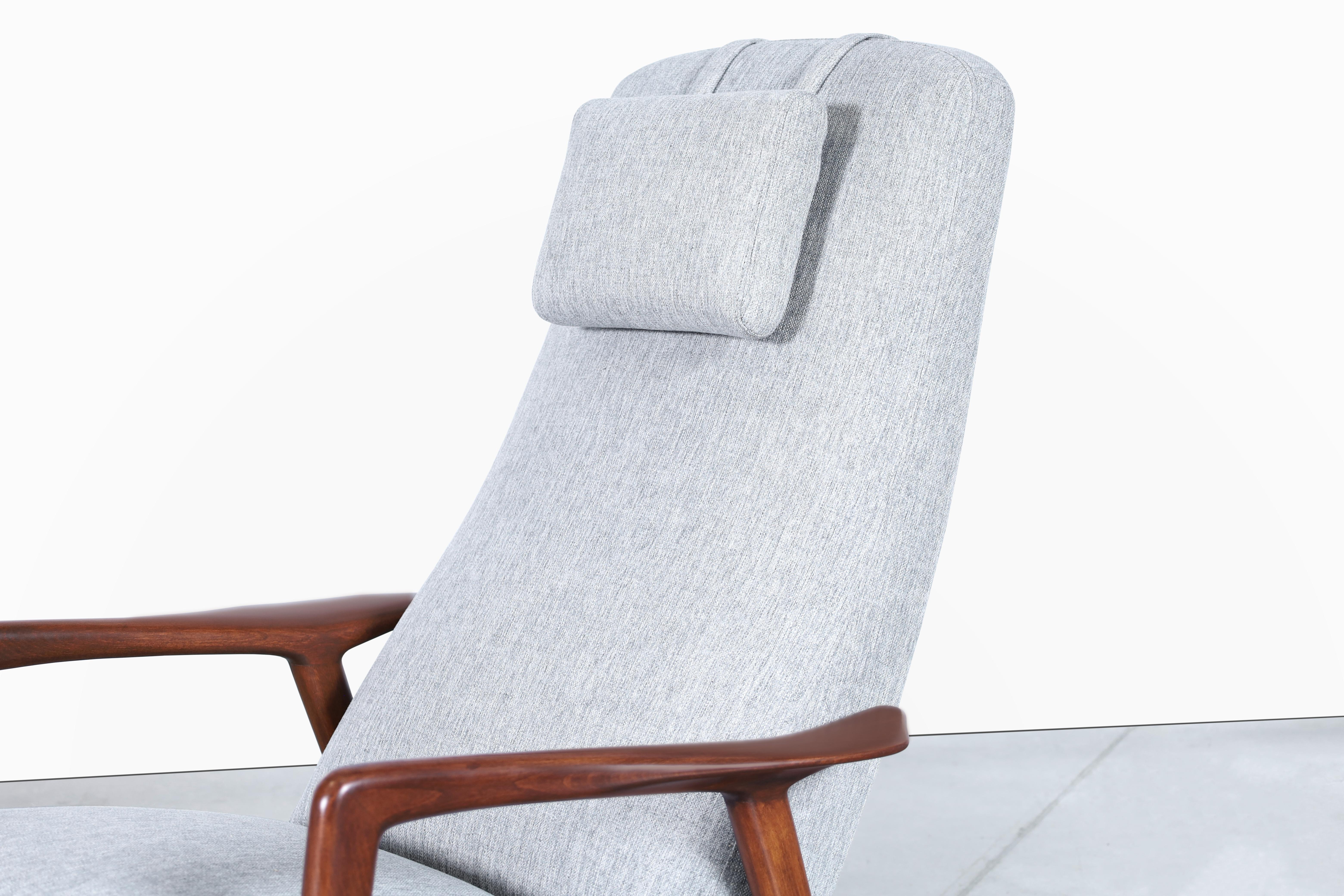 Suédois Chaise longue en noyer suédois par Alf Svensson pour Dux en vente