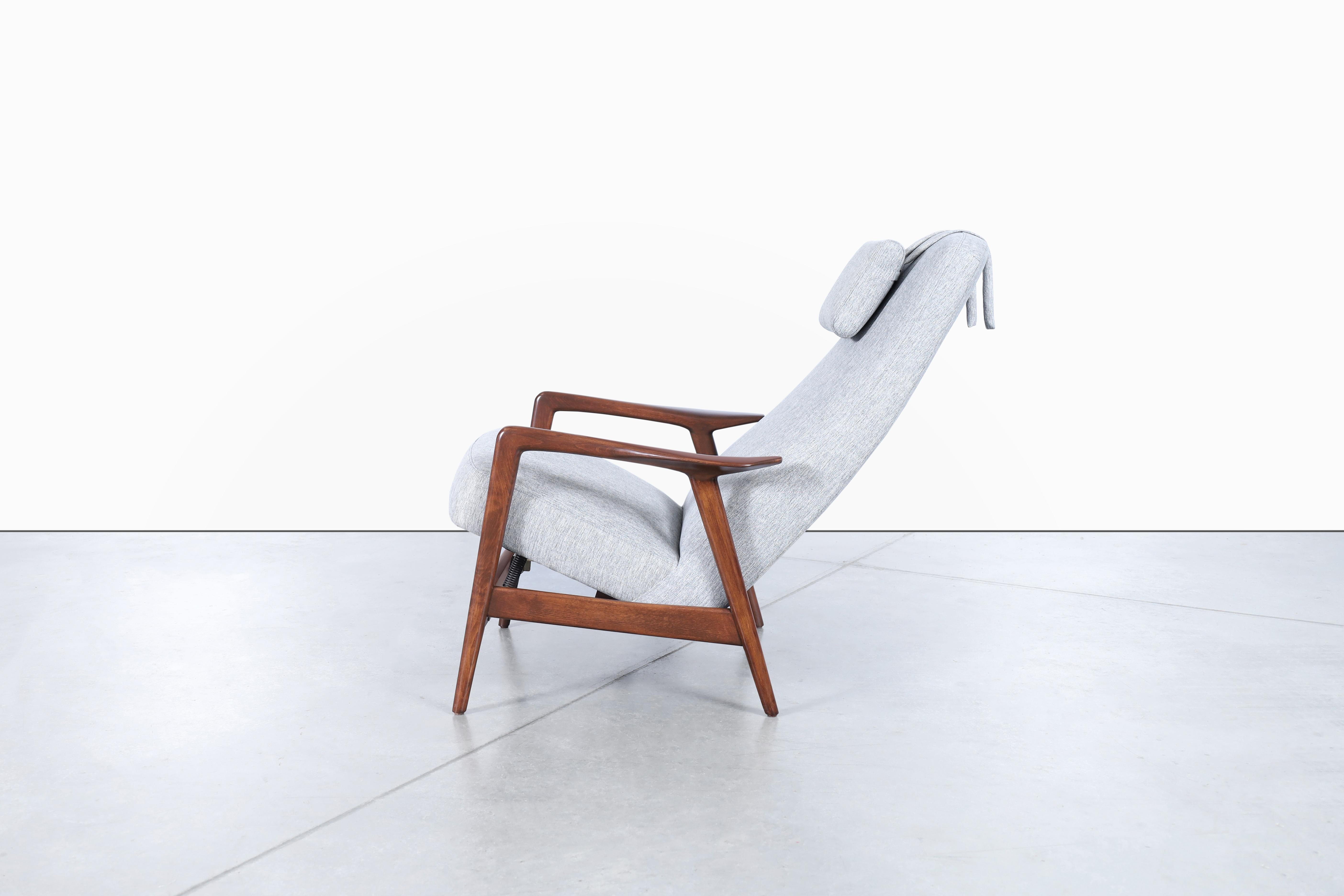 Tissu Chaise longue en noyer suédois par Alf Svensson pour Dux en vente
