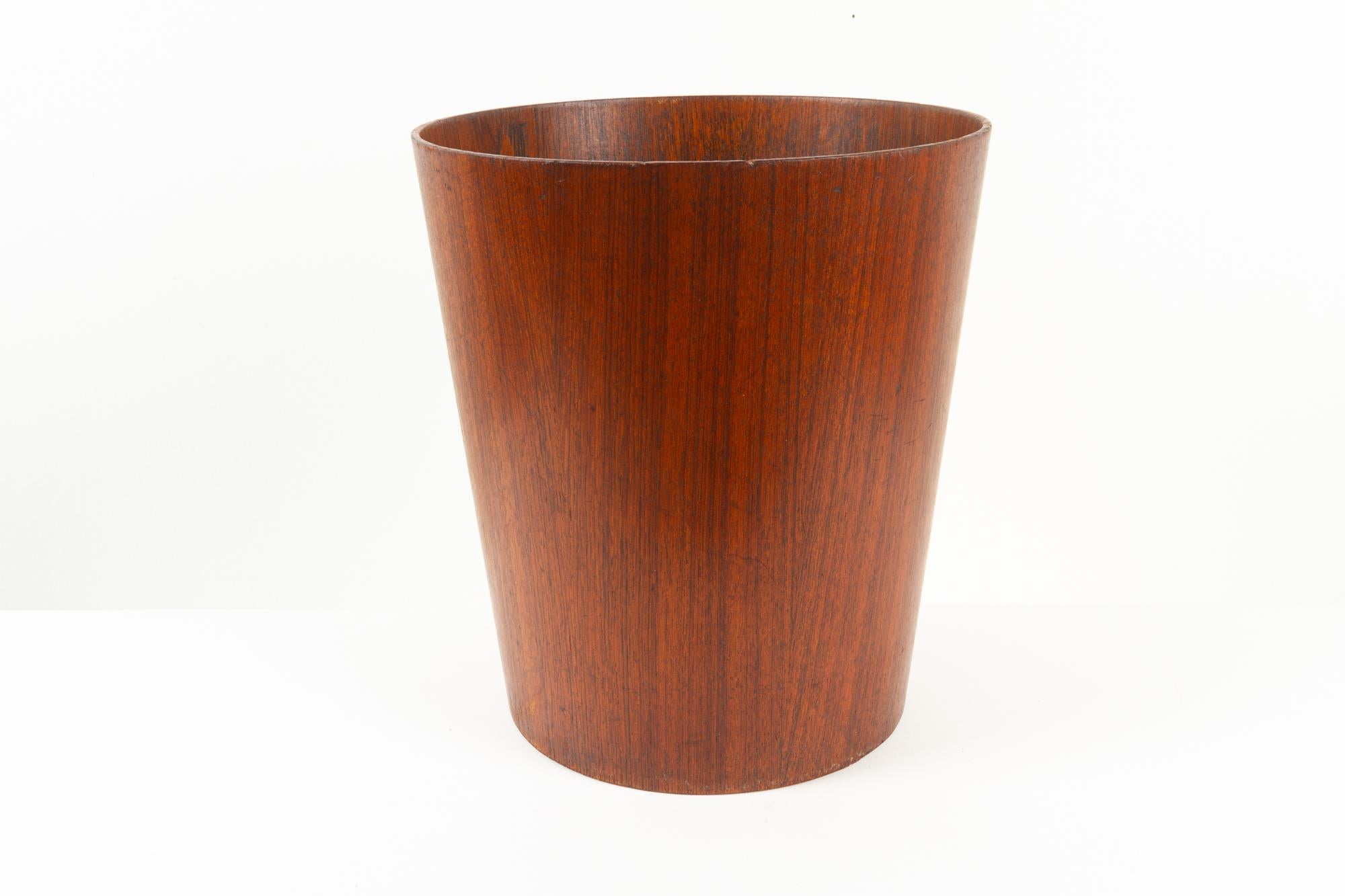 Swedish bucket in teak by Martin Åberg for Servex 1960s.
Vintage Scandinavian Modern round waste paper basket in teak.
Stamped on the bottom.
Fine vintage condition with normal signs of use. Cleaned and polished.