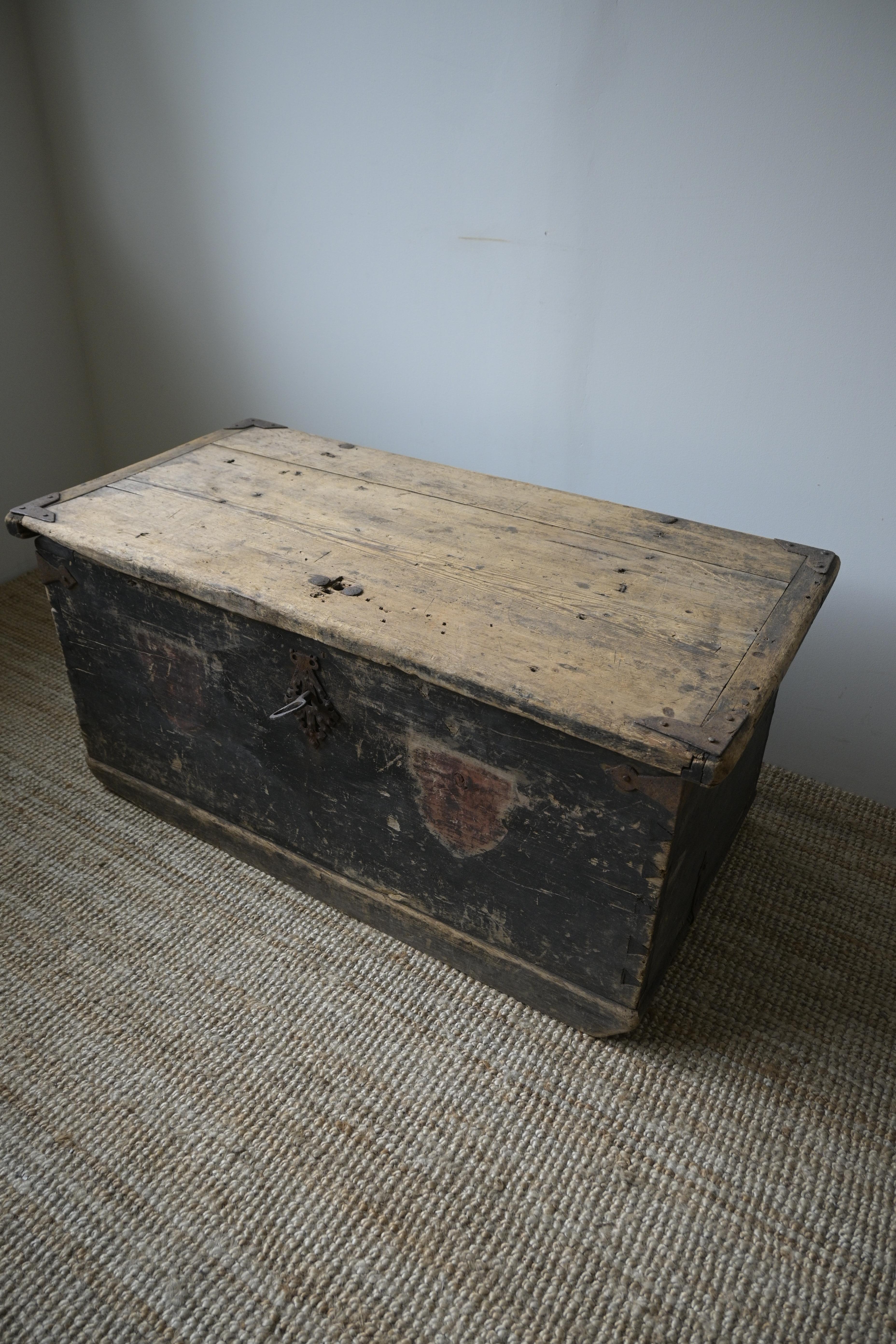 Swedish Wedding Chest ca 1750 from Delsbo, Hälsingland For Sale 4