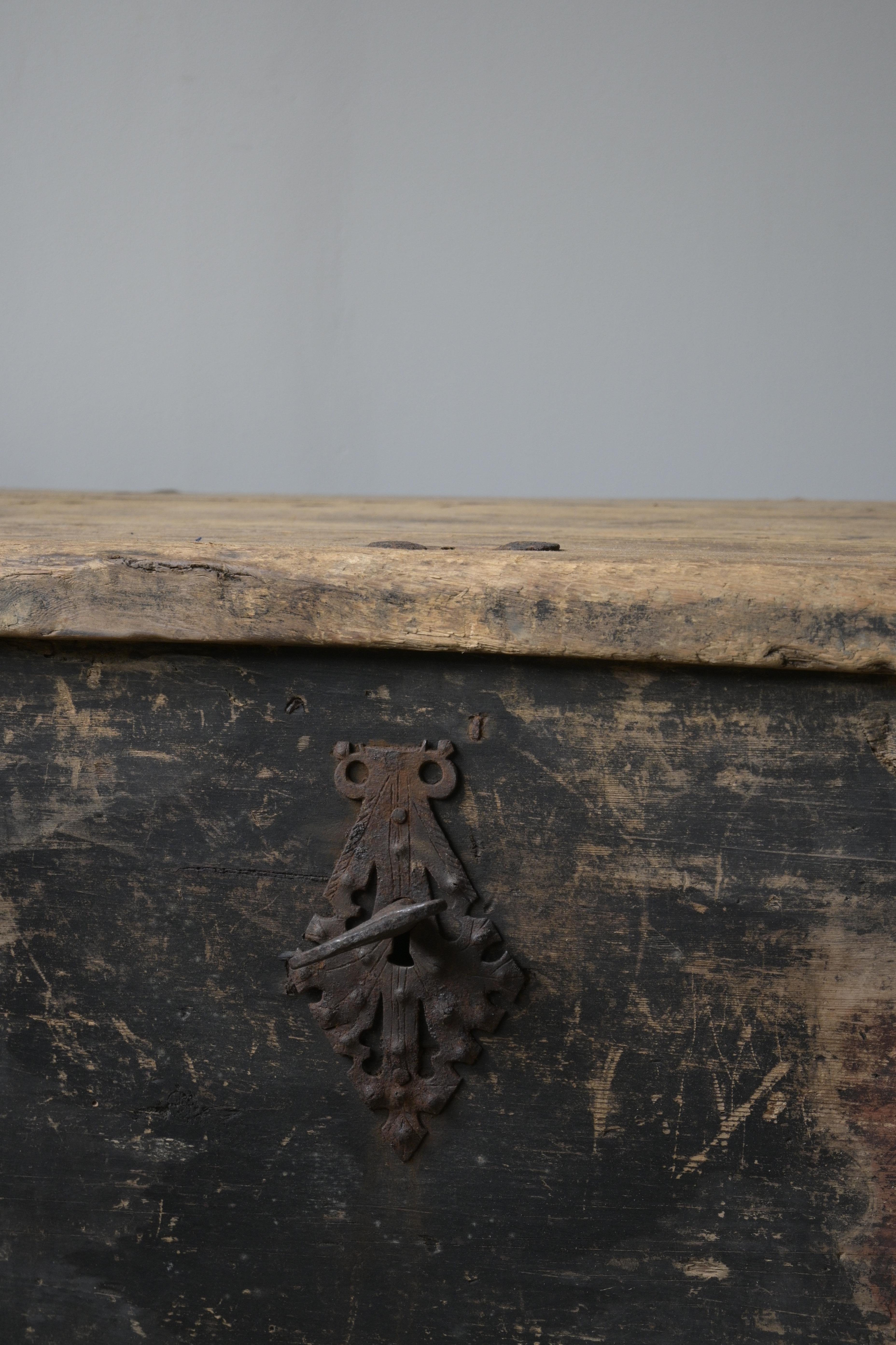 Swedish Wedding Chest ca 1750
from Delsbo, Hälsingland

With its characteristic shape and traditional painting style, this piece is a true gem.
The lock is a skillfully crafted detail that still functions beautifully.

In good condition.
Made in