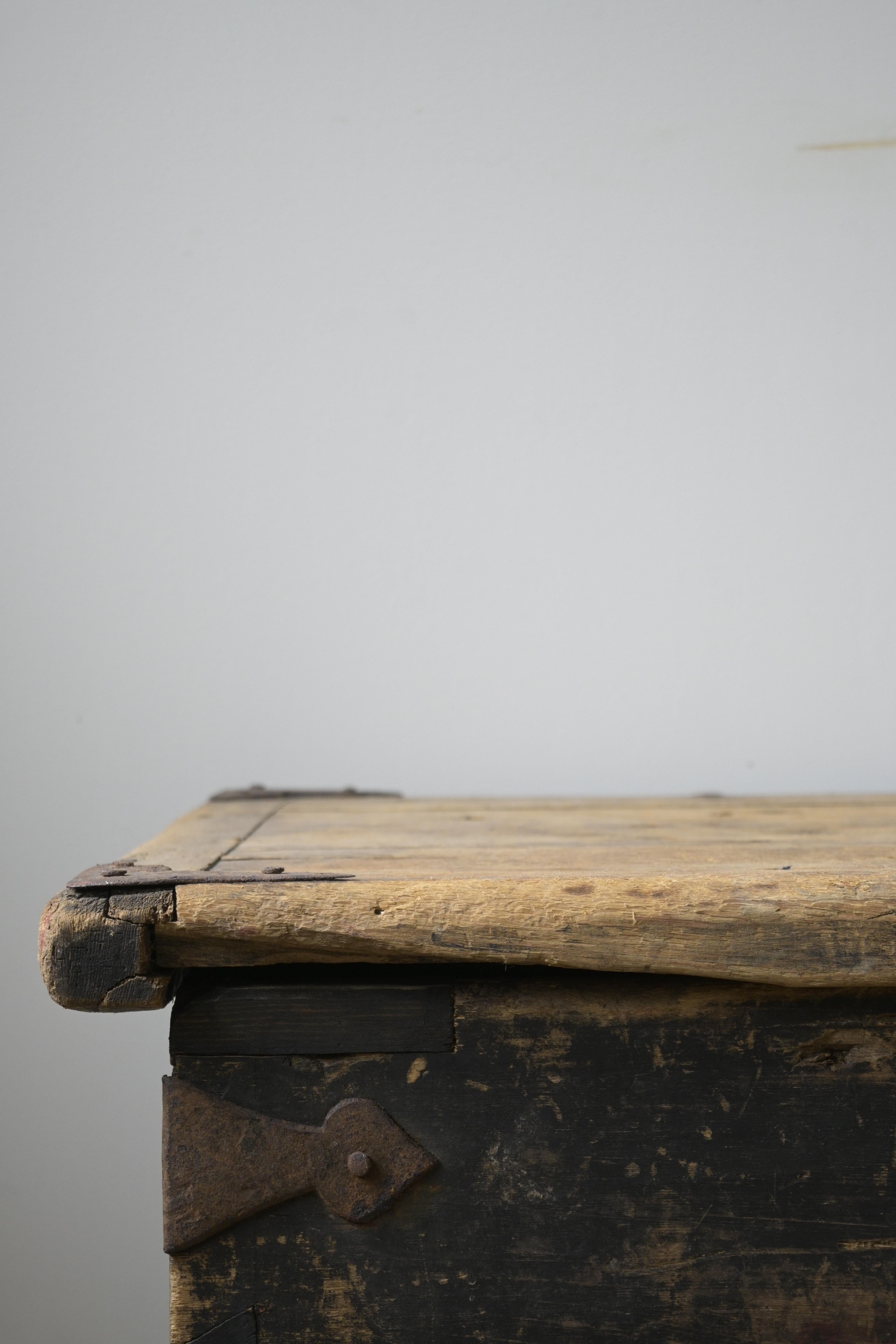 Hand-Painted Swedish Wedding Chest ca 1750 from Delsbo, Hälsingland For Sale
