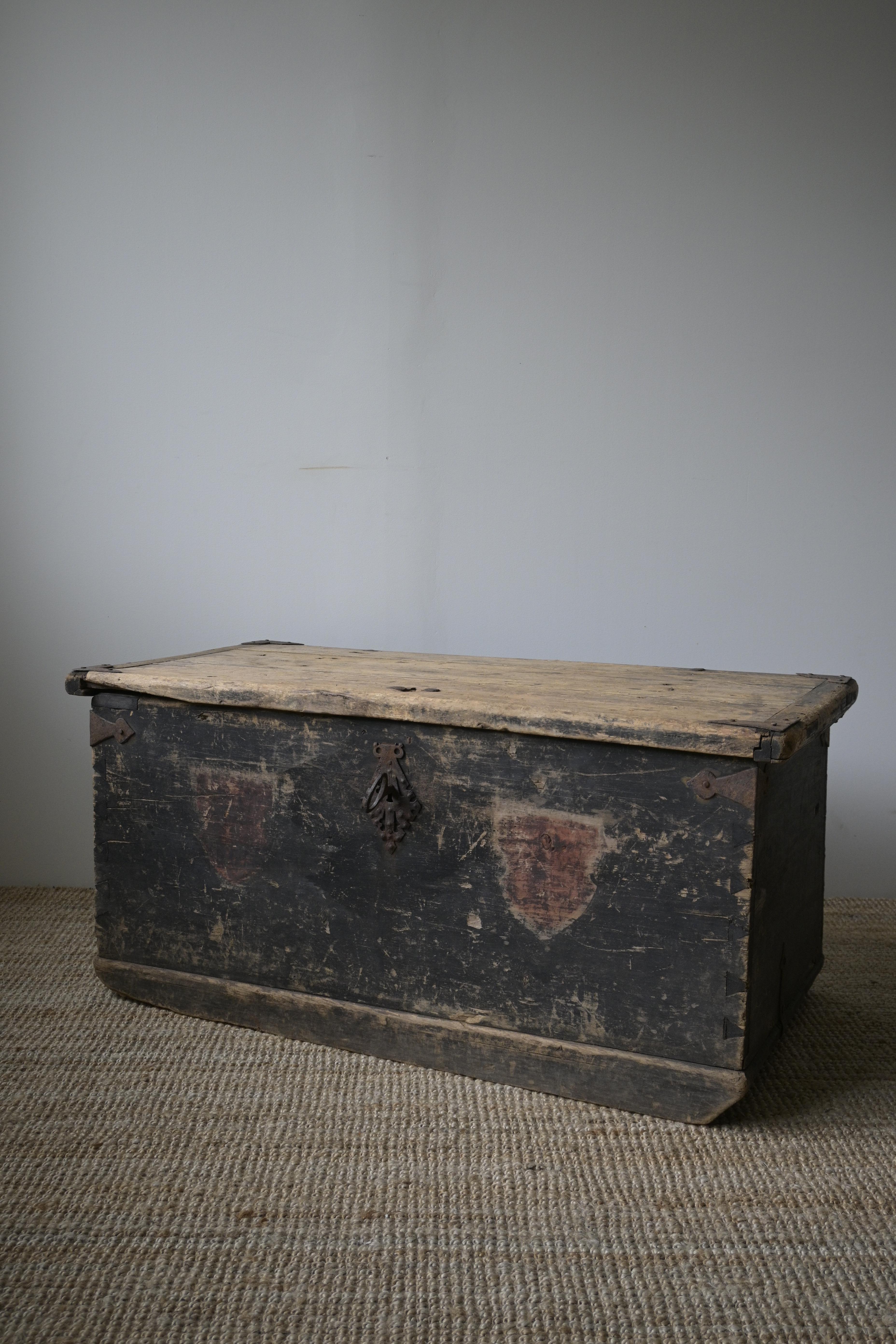 Pine Swedish Wedding Chest ca 1750 from Delsbo, Hälsingland For Sale