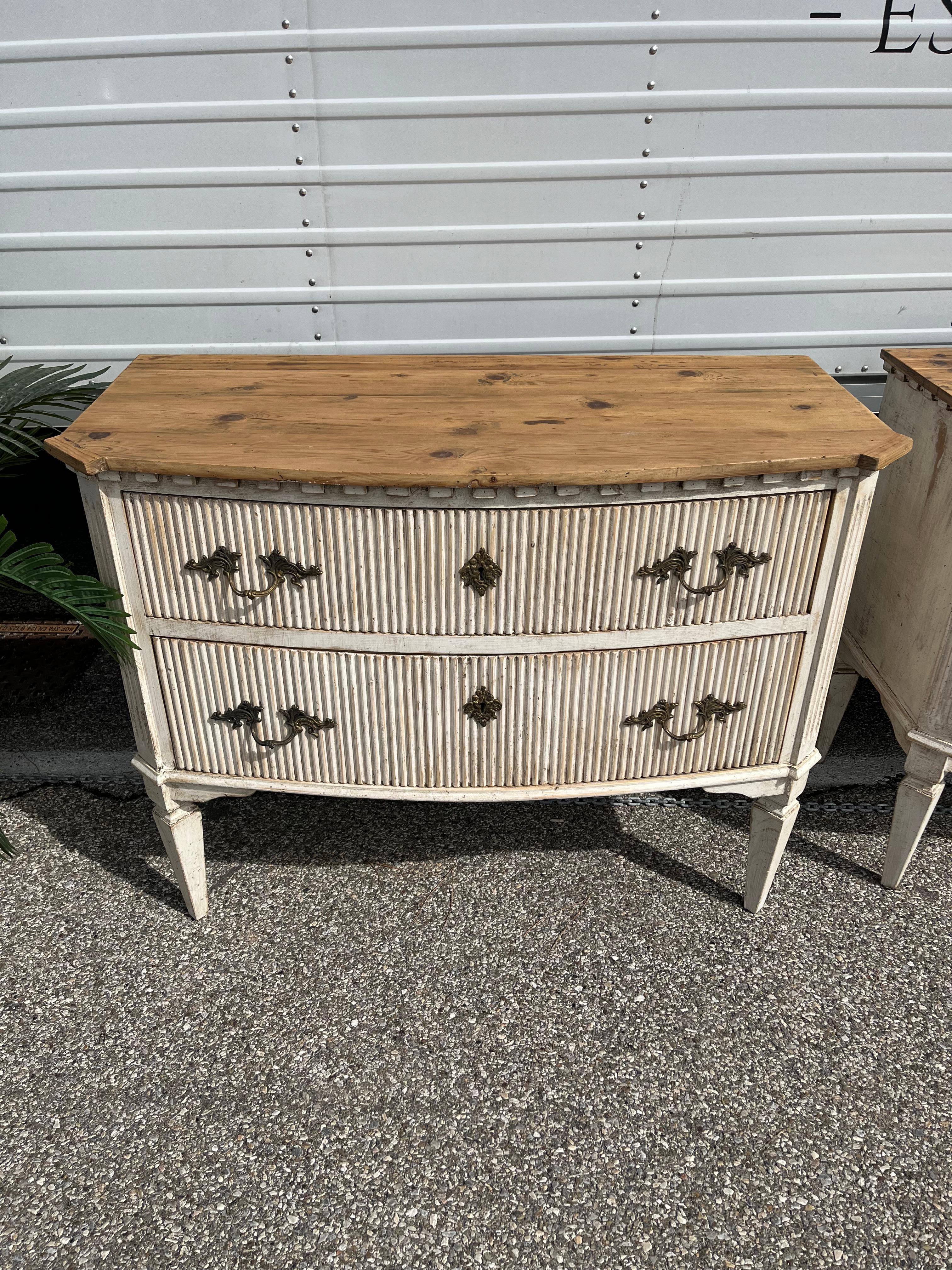 Hübsches Paar schwedischer Kommoden mit schönen kontrastierenden Naturholzplatten.  Die reichhaltigen Details der Oberflächen und Griffe passen zur Rustikalität der Platte, bei der der Wert des Holzes durch den Kontrast und die natürliche Oberfläche