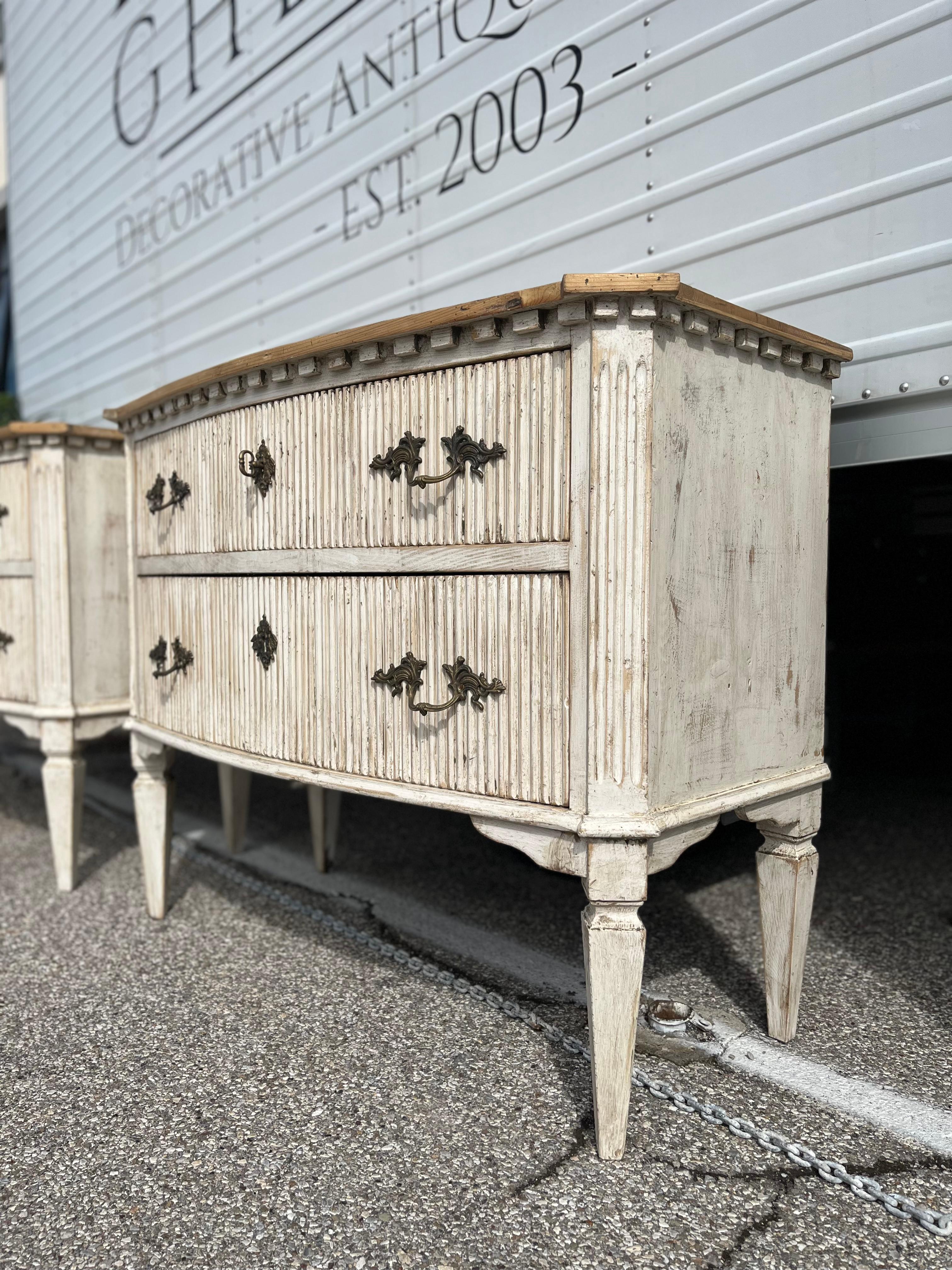 Schwedische weiße Schublade mit Naturholzplatte (Italian) im Angebot