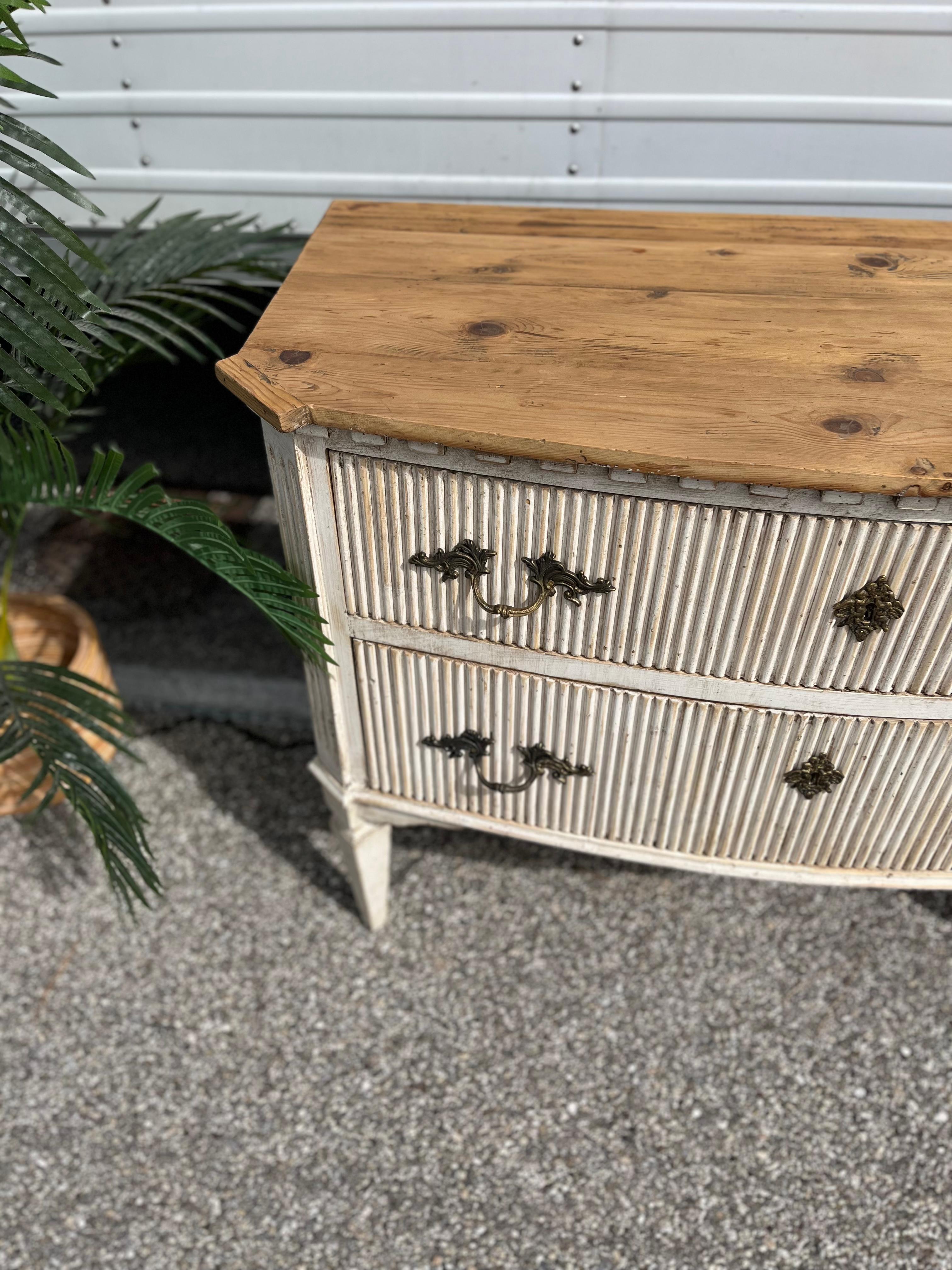 Schwedische weiße Schublade mit Naturholzplatte (Zeitgenössisch) im Angebot