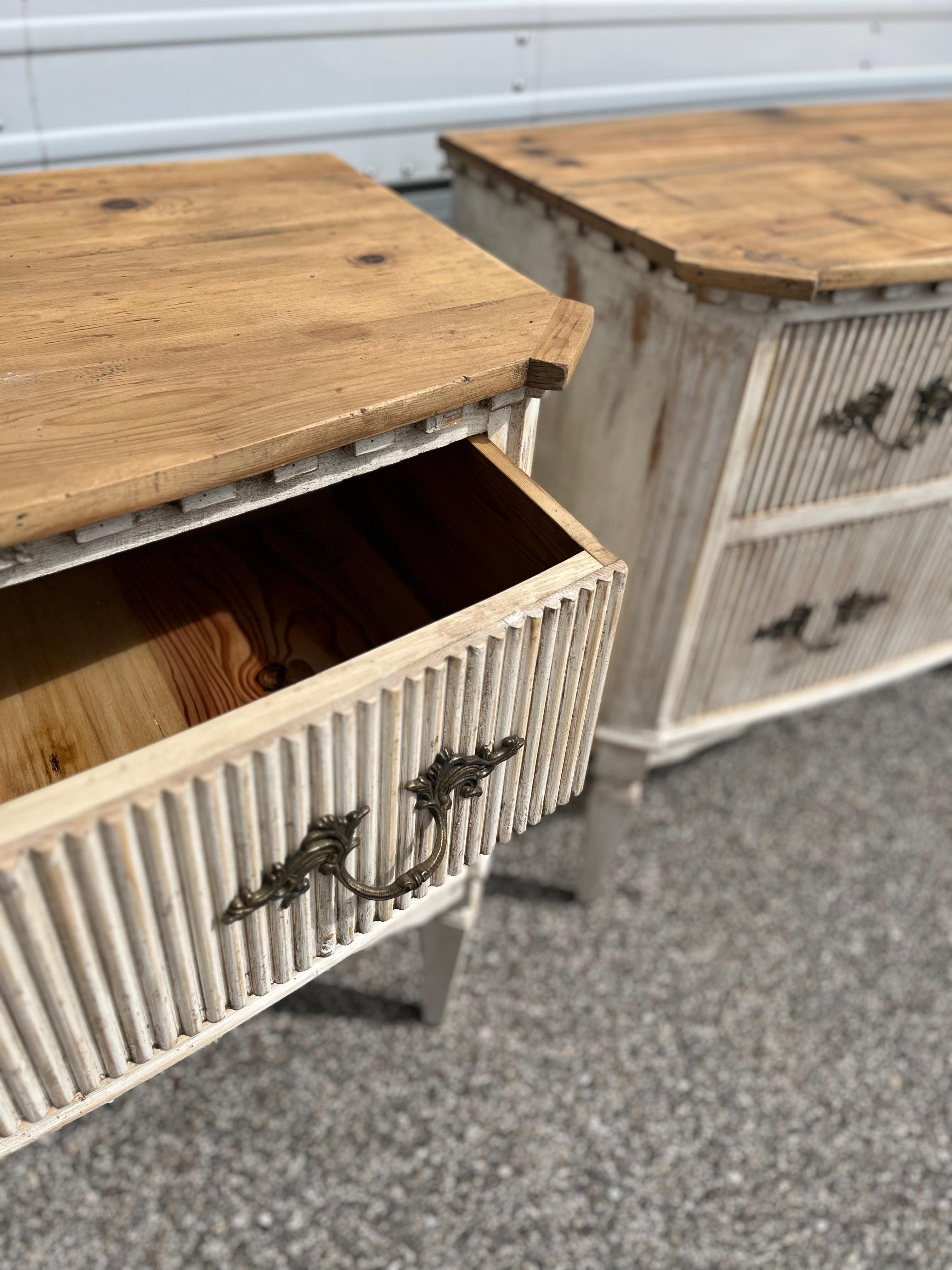 Schwedische weiße Schublade mit Naturholzplatte (Holz) im Angebot