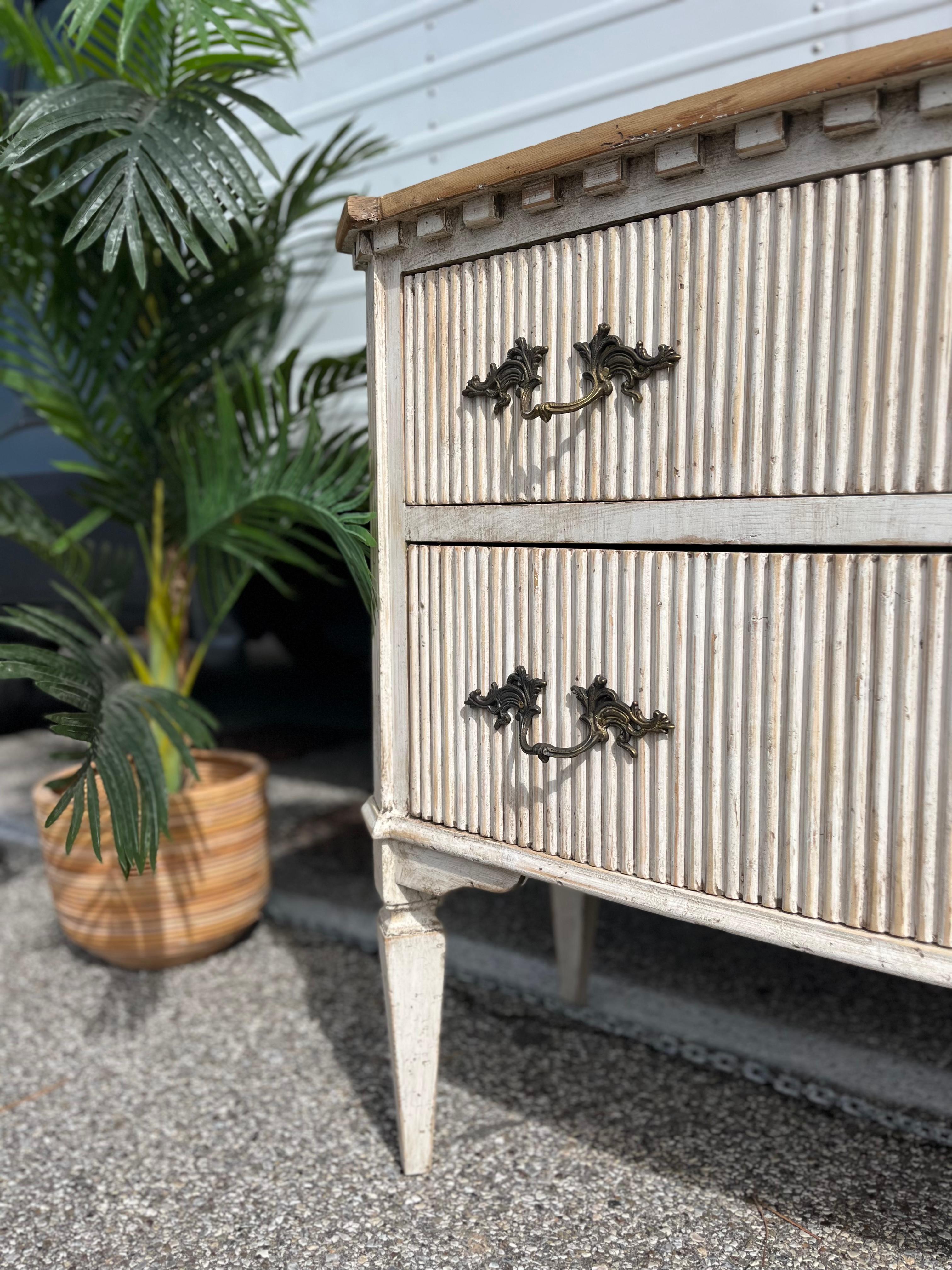 Schwedische weiße Schublade mit Naturholzplatte im Angebot 1