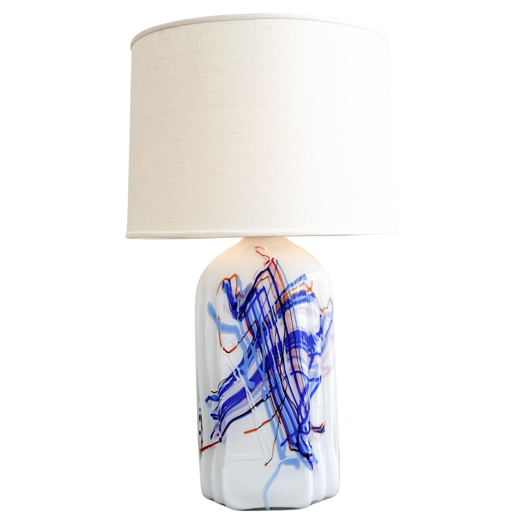Preciosos años 70  Lámpara de sobremesa sueca de vidrio blanco soplado a mano con diseño abstracto en ambos lados, de Michael Band para Holmgaard 

Recién recableada con nuevos herrajes cromados pulidos y nueva pantalla de lino. 
Conectado para