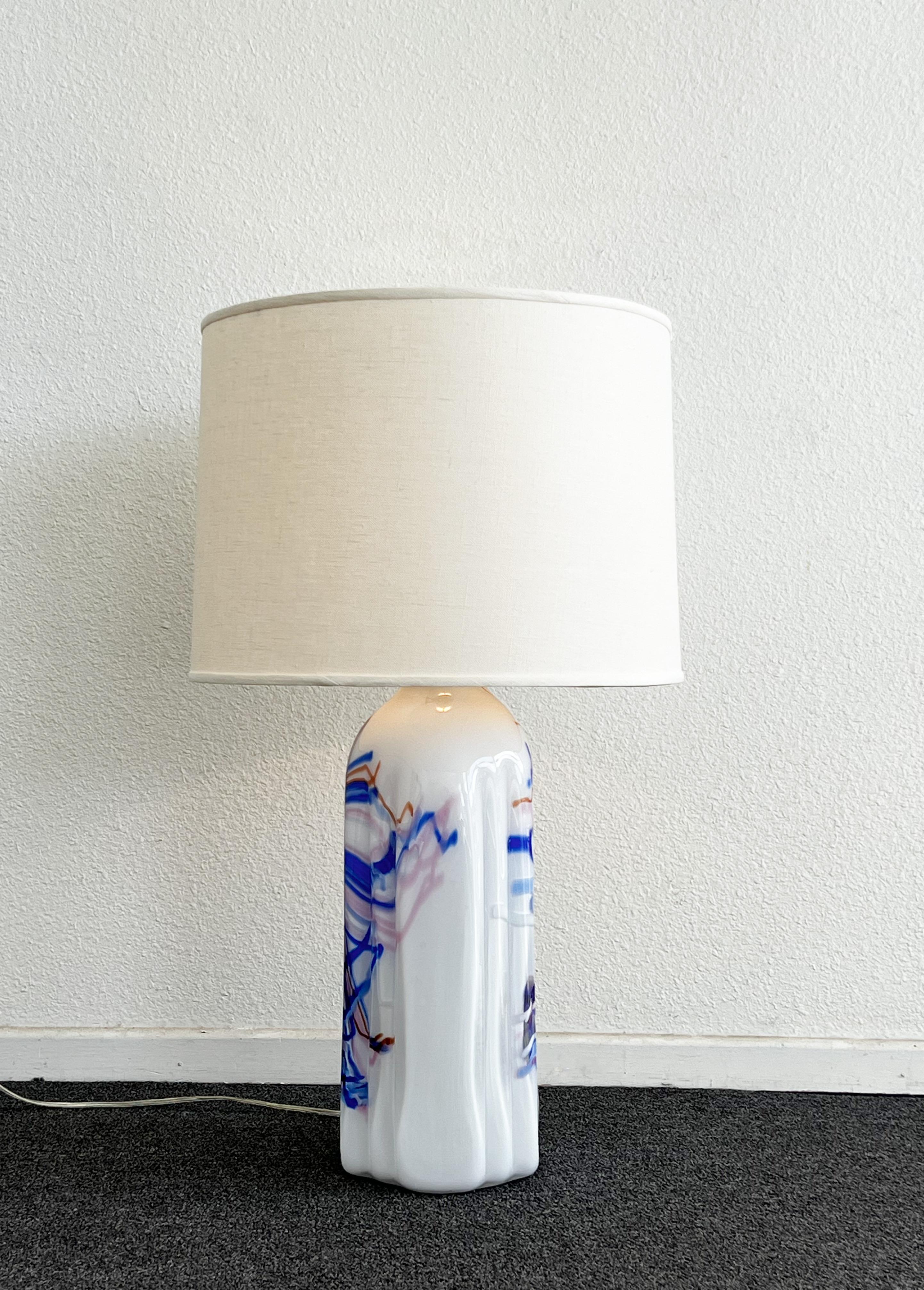 Lámpara de mesa sueca de cristal blanco de Michael Bang Moderno en venta