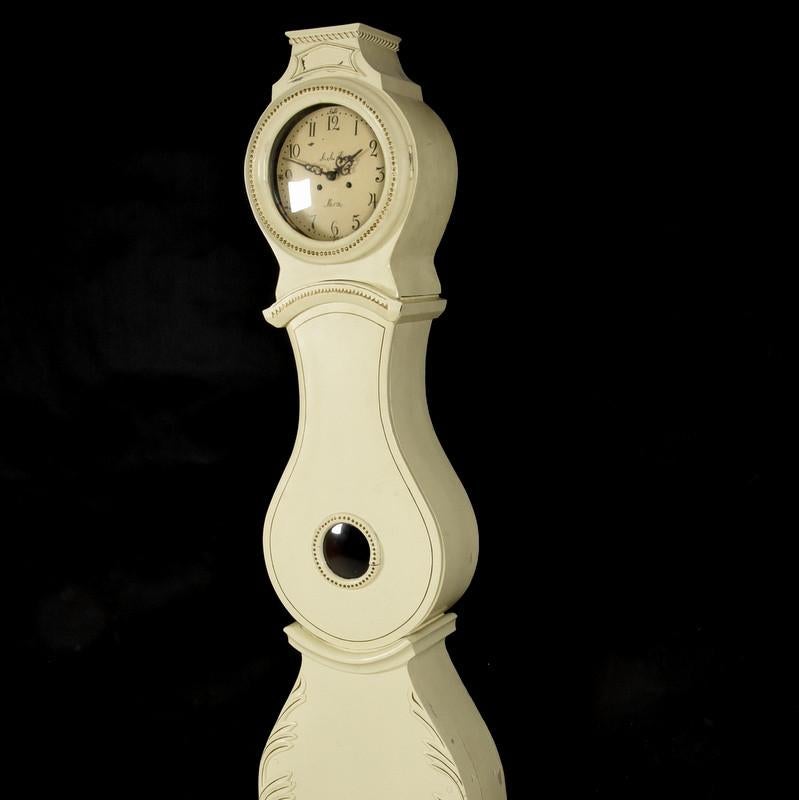 Early 1800s antique Swedish mora clock in white paint with fabulous carved detailing on the body and hood. This grandfather mora clock is extremely unusual in its decoration and carved detailing

Measures: 205cm approximate

This original 1800s mora