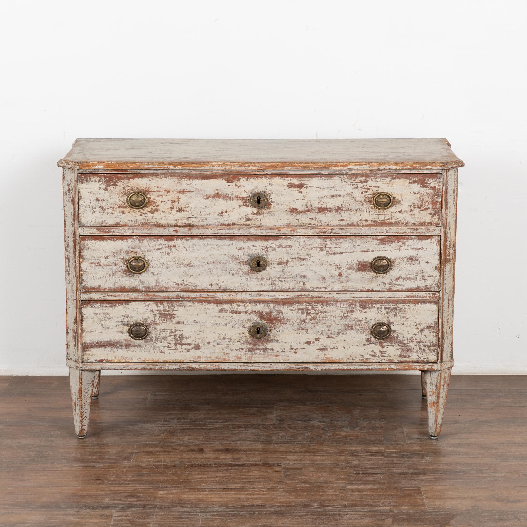 Swedish White Painted Pine Chest of Three Drawers, circa 1800-20 In Good Condition In Round Top, TX