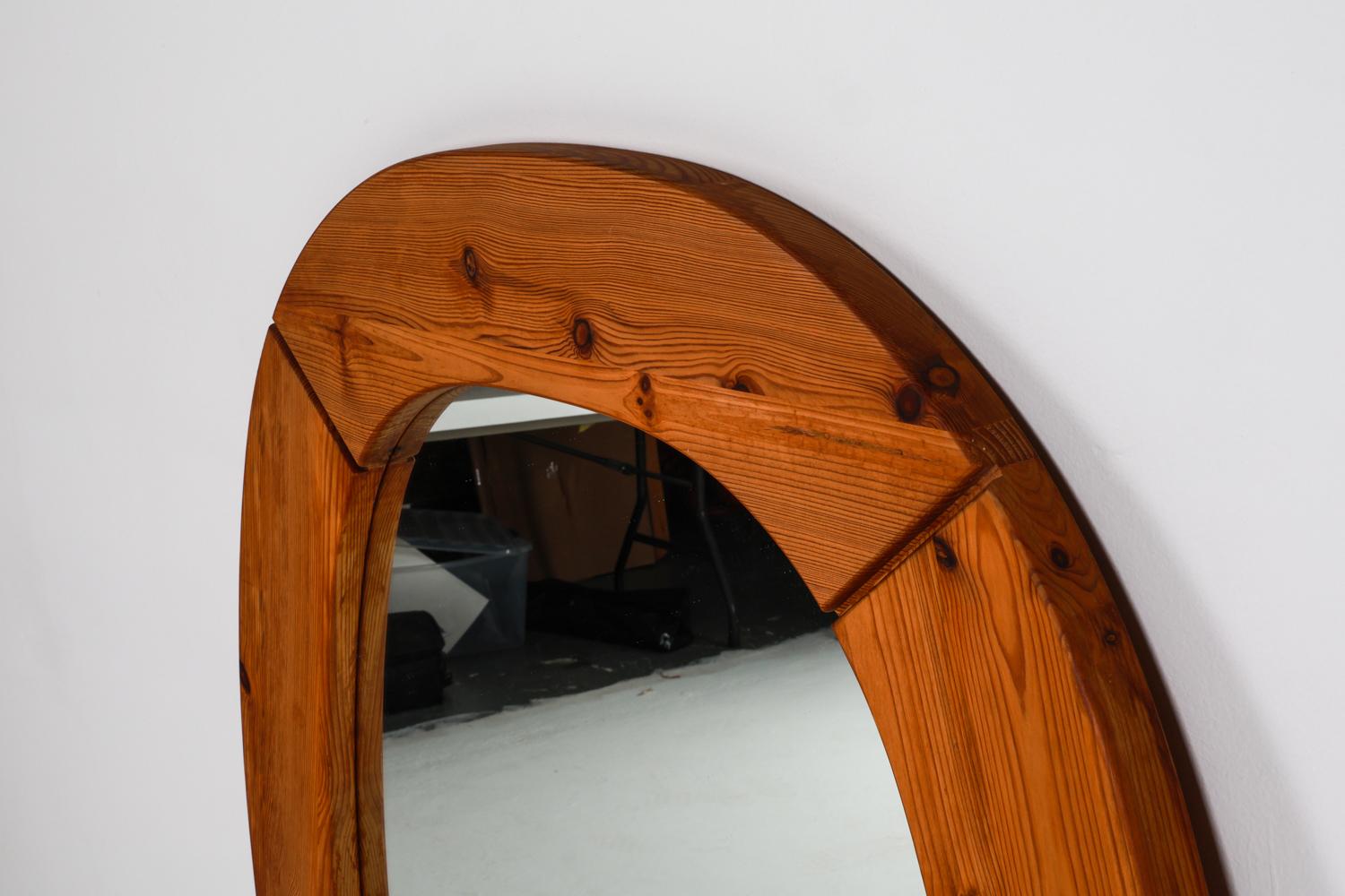 Miroir mural ovale en pin de style suédois Wilhelmsson Circa 1970 Bon état - En vente à Norwalk, CT