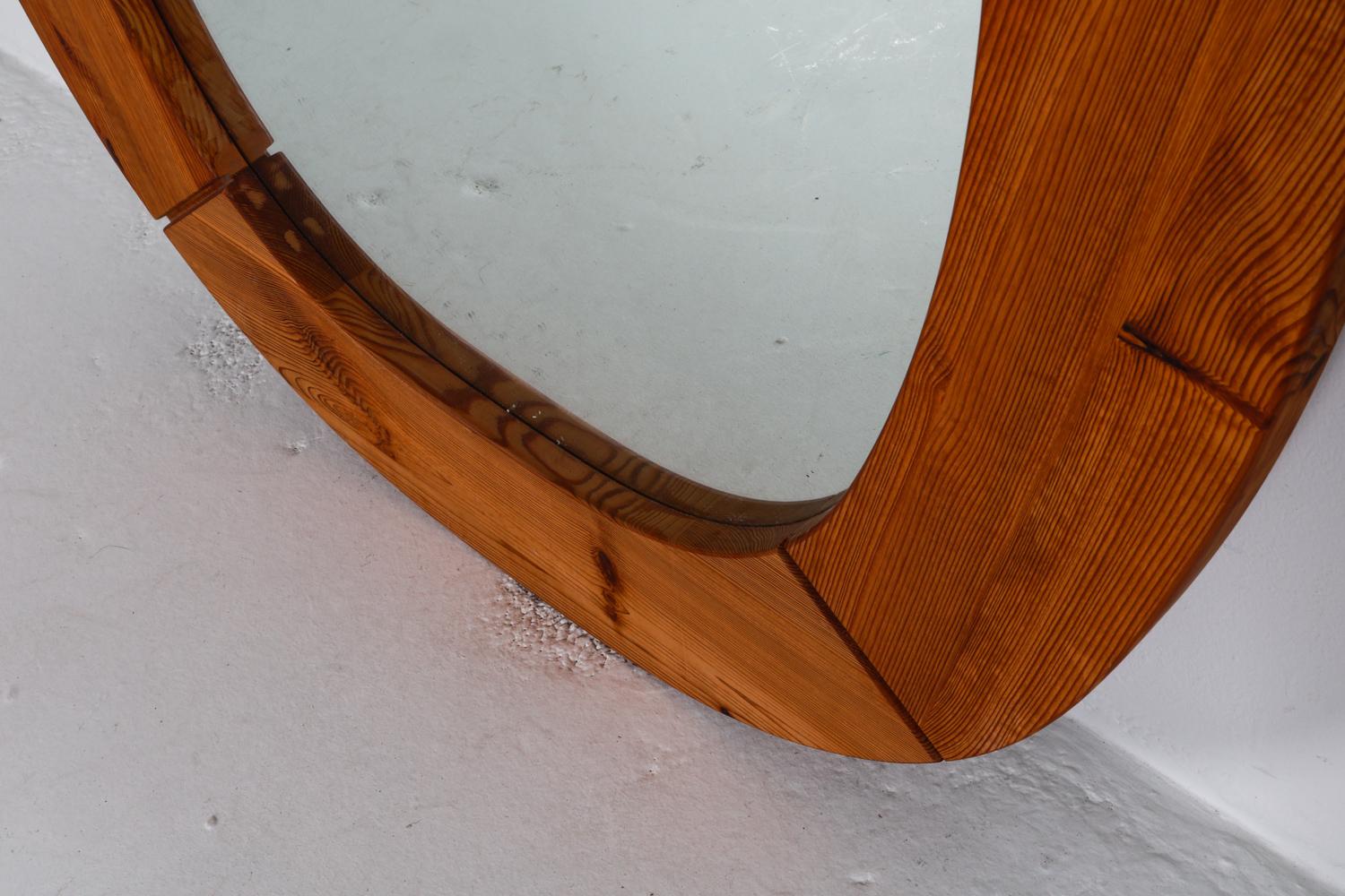 20ième siècle Miroir mural ovale en pin de style suédois Wilhelmsson Circa 1970 en vente