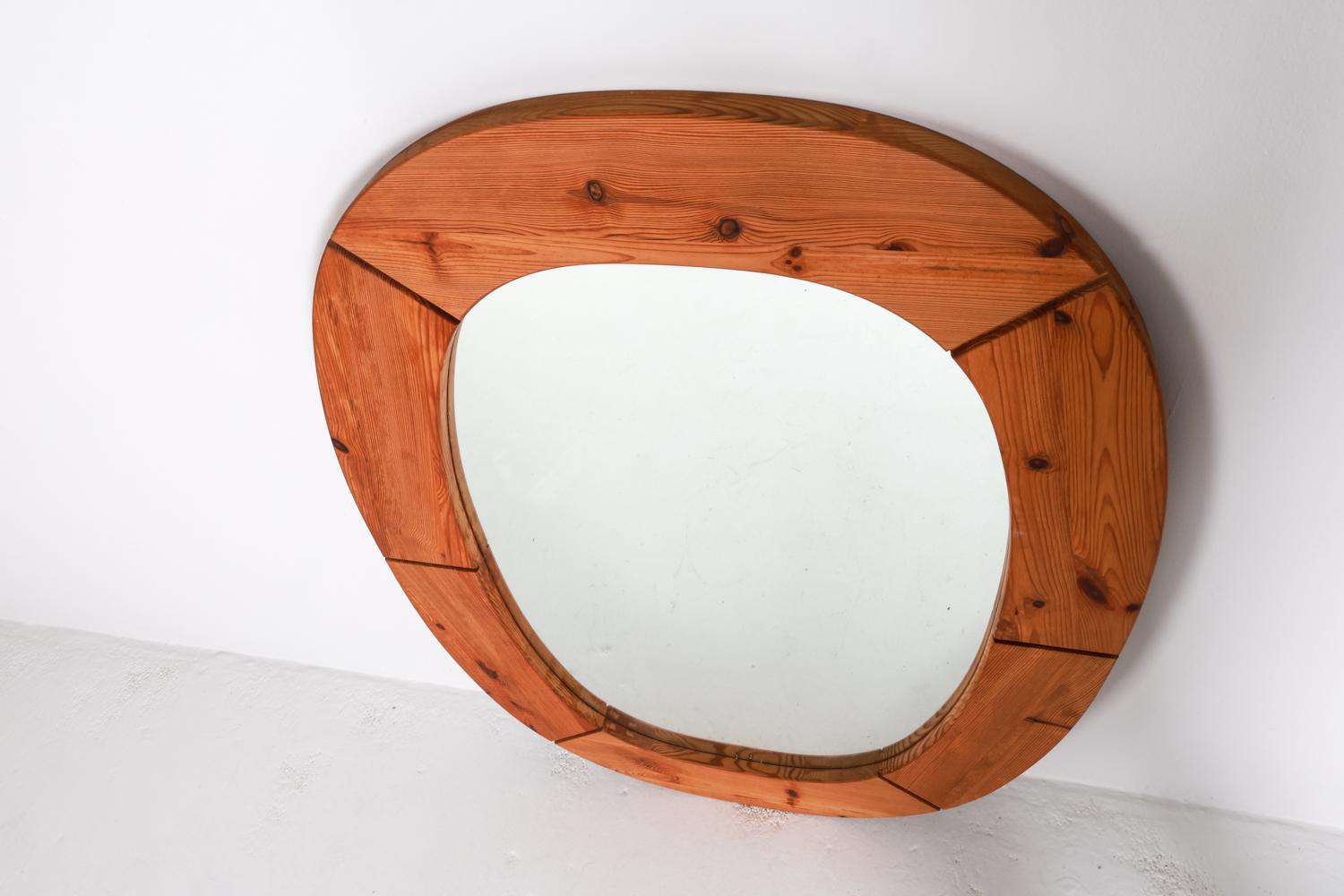 Miroir mural ovale en pin de style suédois Wilhelmsson Circa 1970 en vente 1