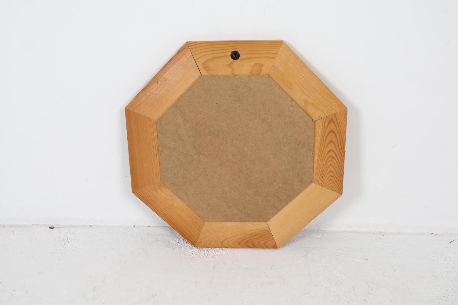 Miroir mural suédois en pin de style Wilhelmsson, vers 1970 en vente 3