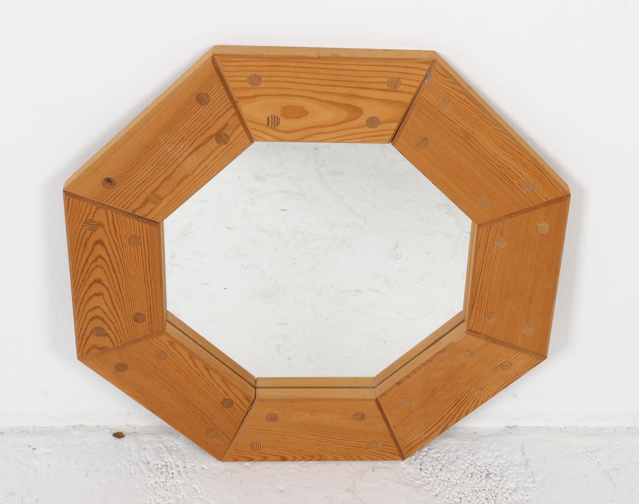 Ce remarquable miroir mural en pin, fabriqué dans le style distinctif de Roland Wilhelmsson, une figure notable du design suédois du milieu du siècle, vers les années 1960. Ce miroir incarne les lignes épurées, les matériaux naturels et l'élégance