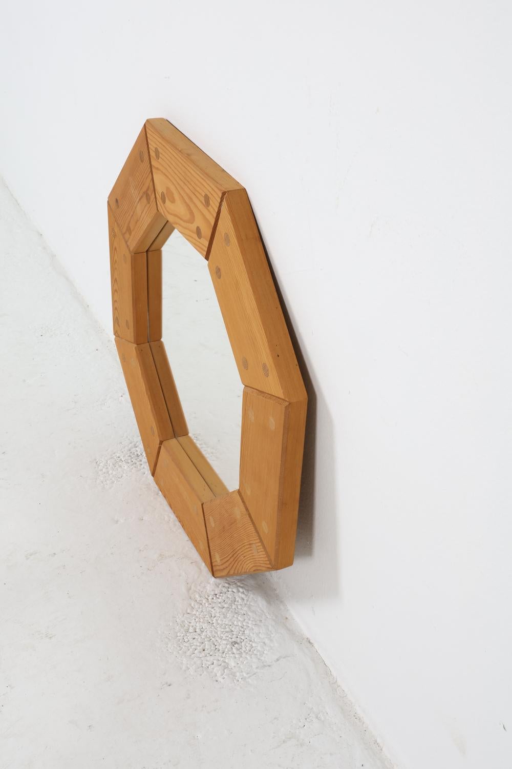 Mid-Century Modern Miroir mural suédois en pin de style Wilhelmsson, vers 1970 en vente