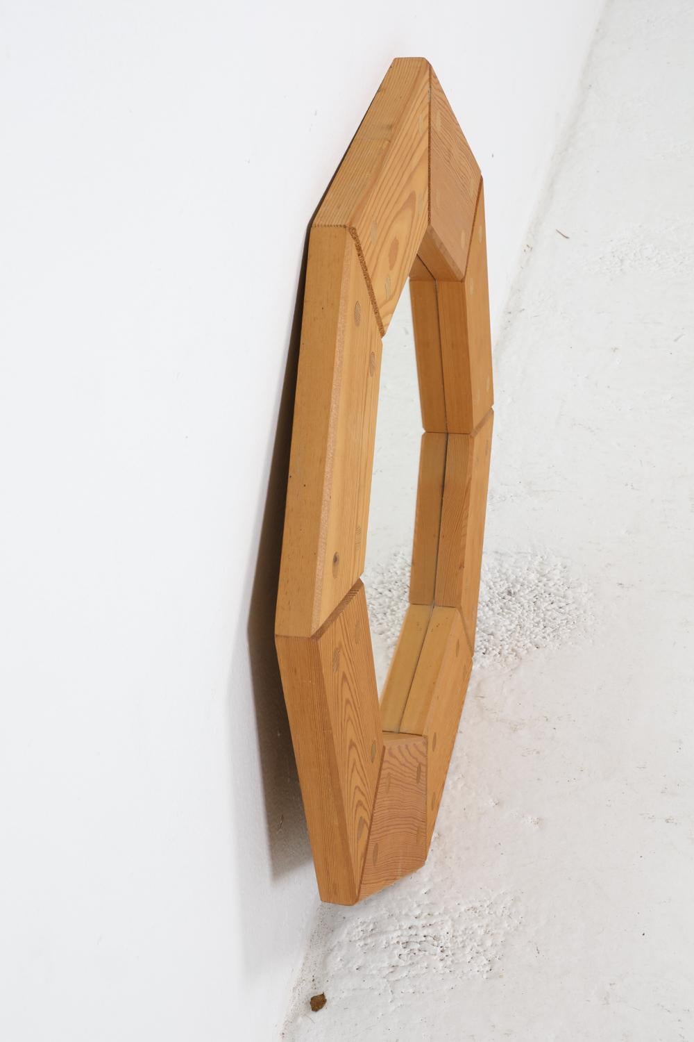 20ième siècle Miroir mural suédois en pin de style Wilhelmsson, vers 1970 en vente