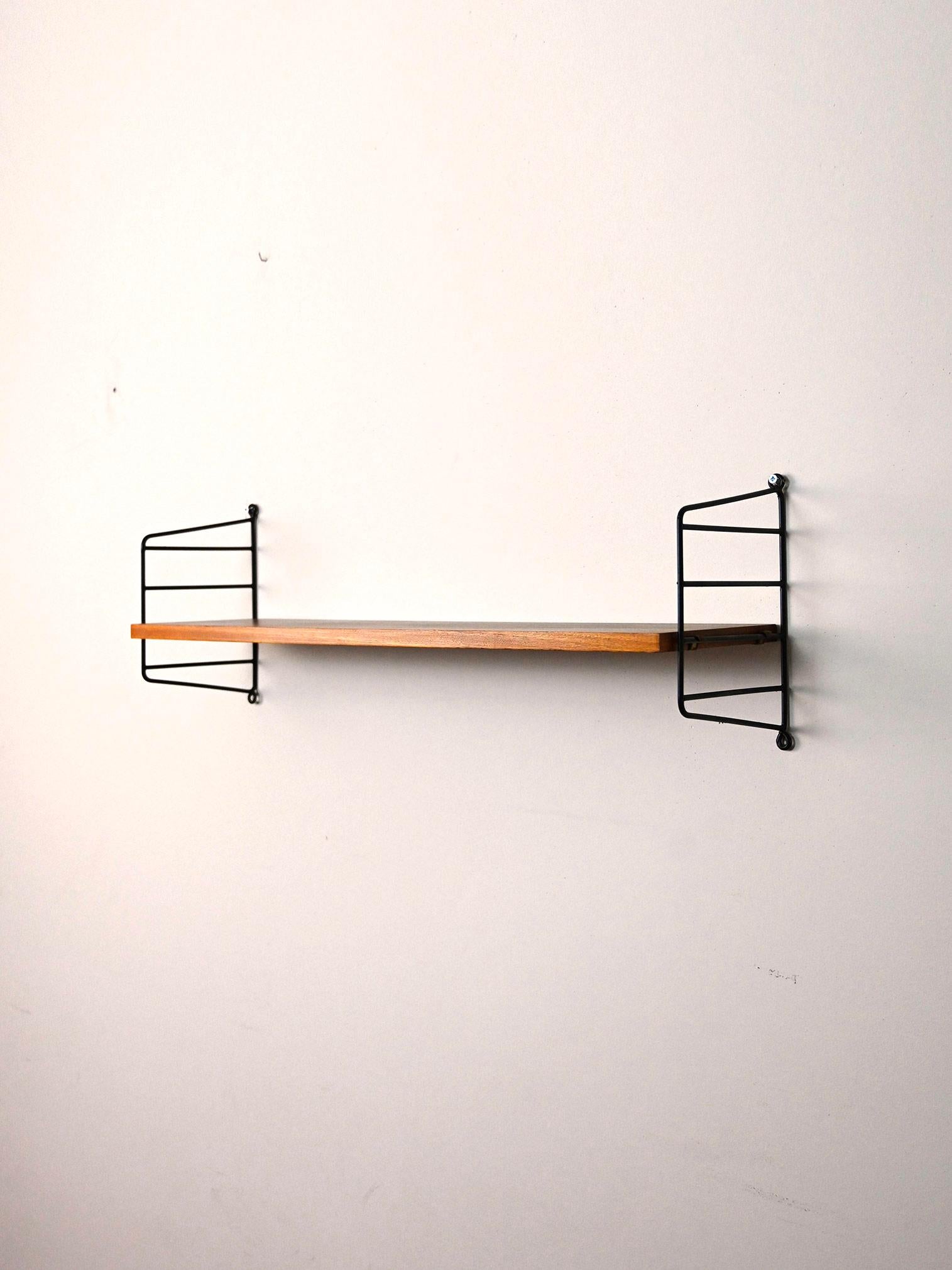 Schwedisches Regalmöbel aus Holz und Metall (Skandinavische Moderne) im Angebot