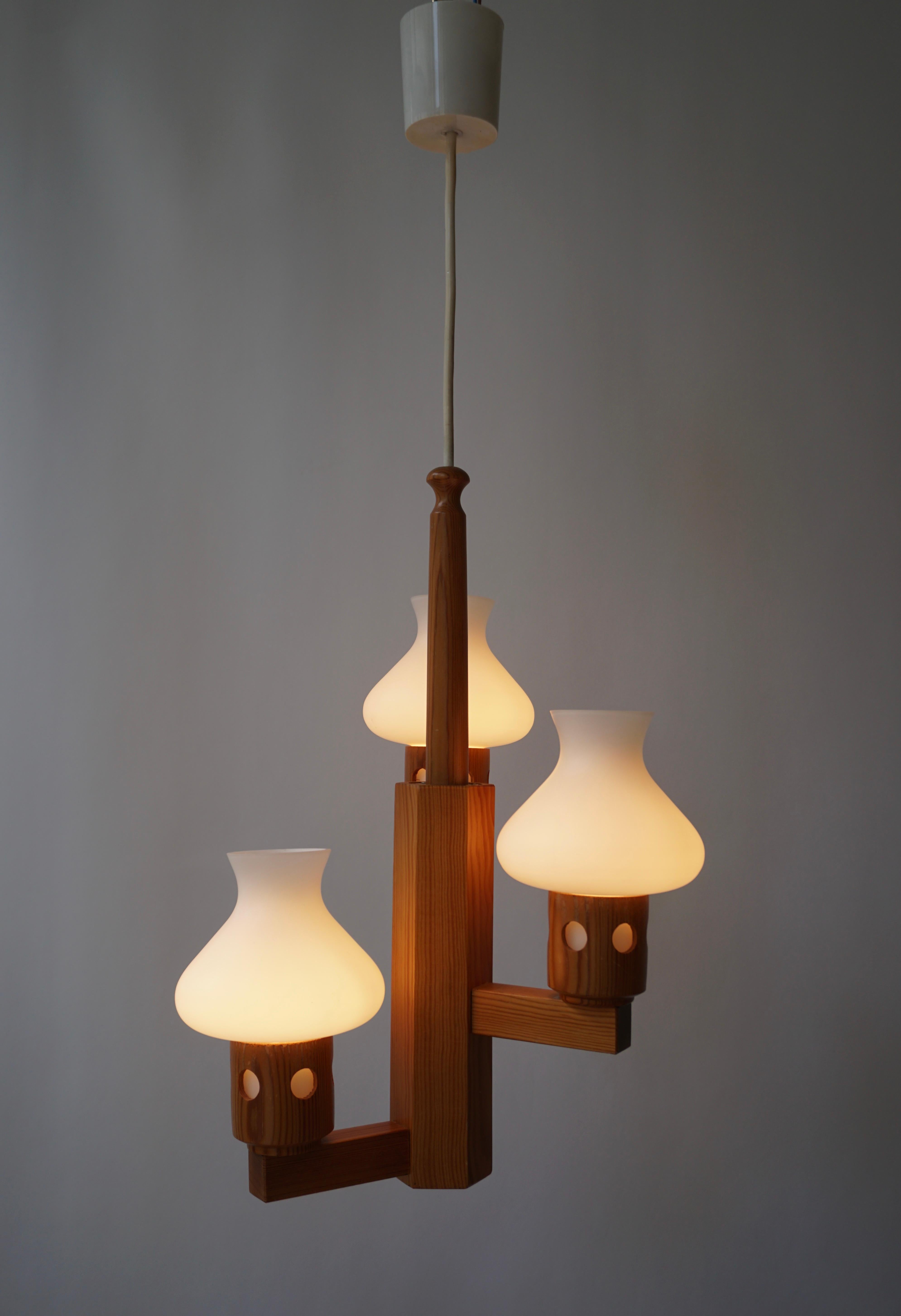 Swedish Wood and Opaline Chandelier In Good Condition For Sale In Antwerp, BE