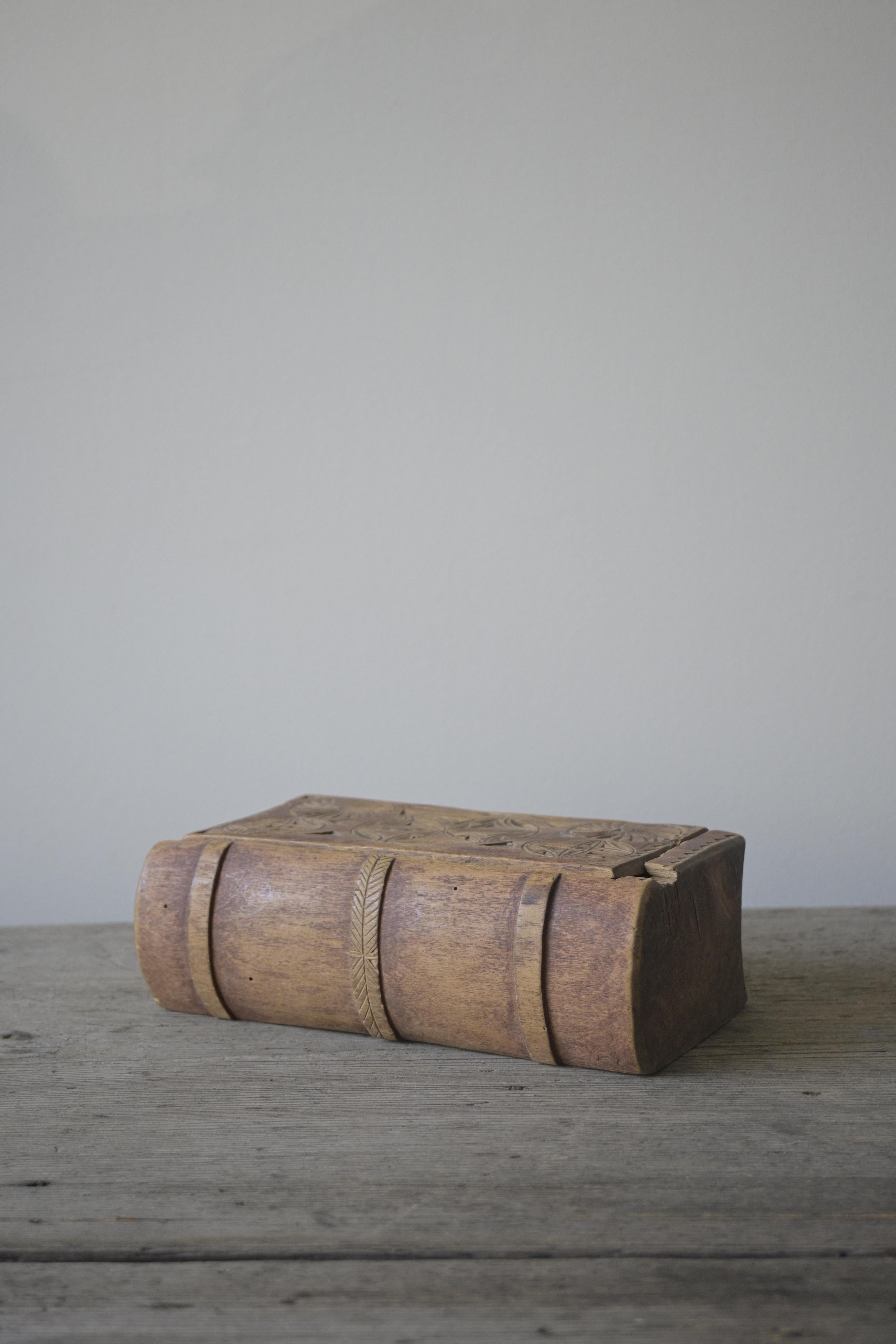 Swedish Wood Book-Hide ca 1850

With beautiful intricate carvings.
Made out birch wood.

Heigth: 5.5 cm/2.1 inch
Depth: 9.5 cm/3.7 inch
Width: 17 cm/6.6 inch