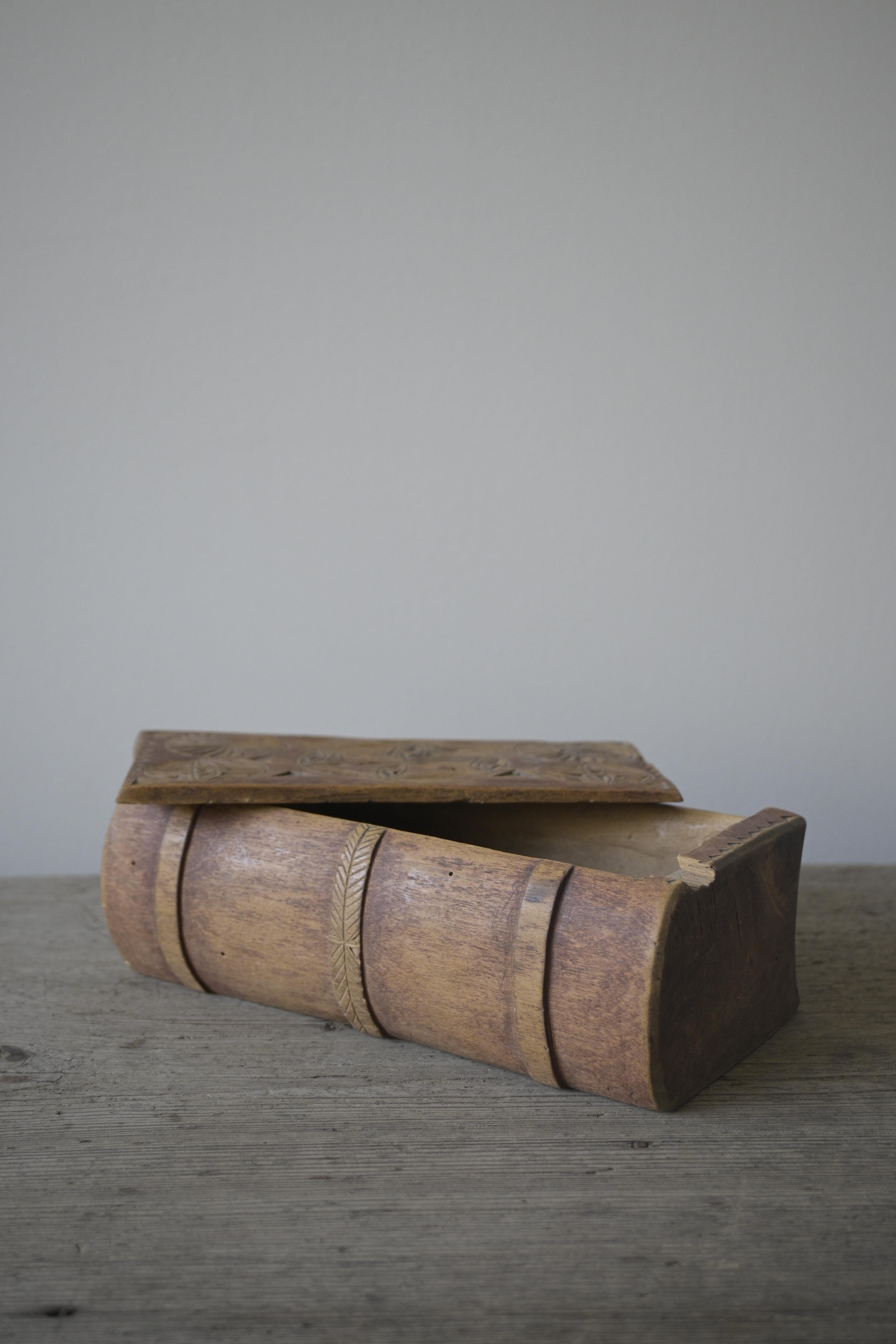 Swedish Wood Book-Hide ca 1850 In Good Condition For Sale In Farsta, SE