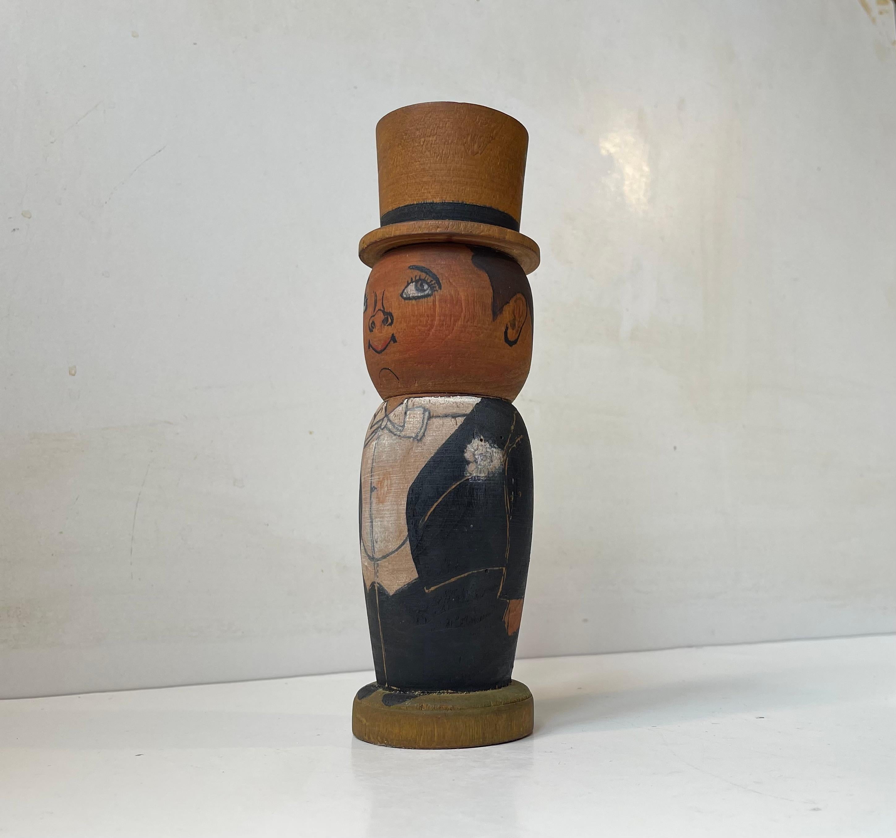 El fabricante/artesano desconocido K.K de Volk Art fabricó este elegante dispensador de azúcar, pimienta, sal, etc. en pino afinado. Está fechado en 1946 y encontramos esta preciosidad en un mercadillo privado cerca de Falkenberg, en Suecia. La