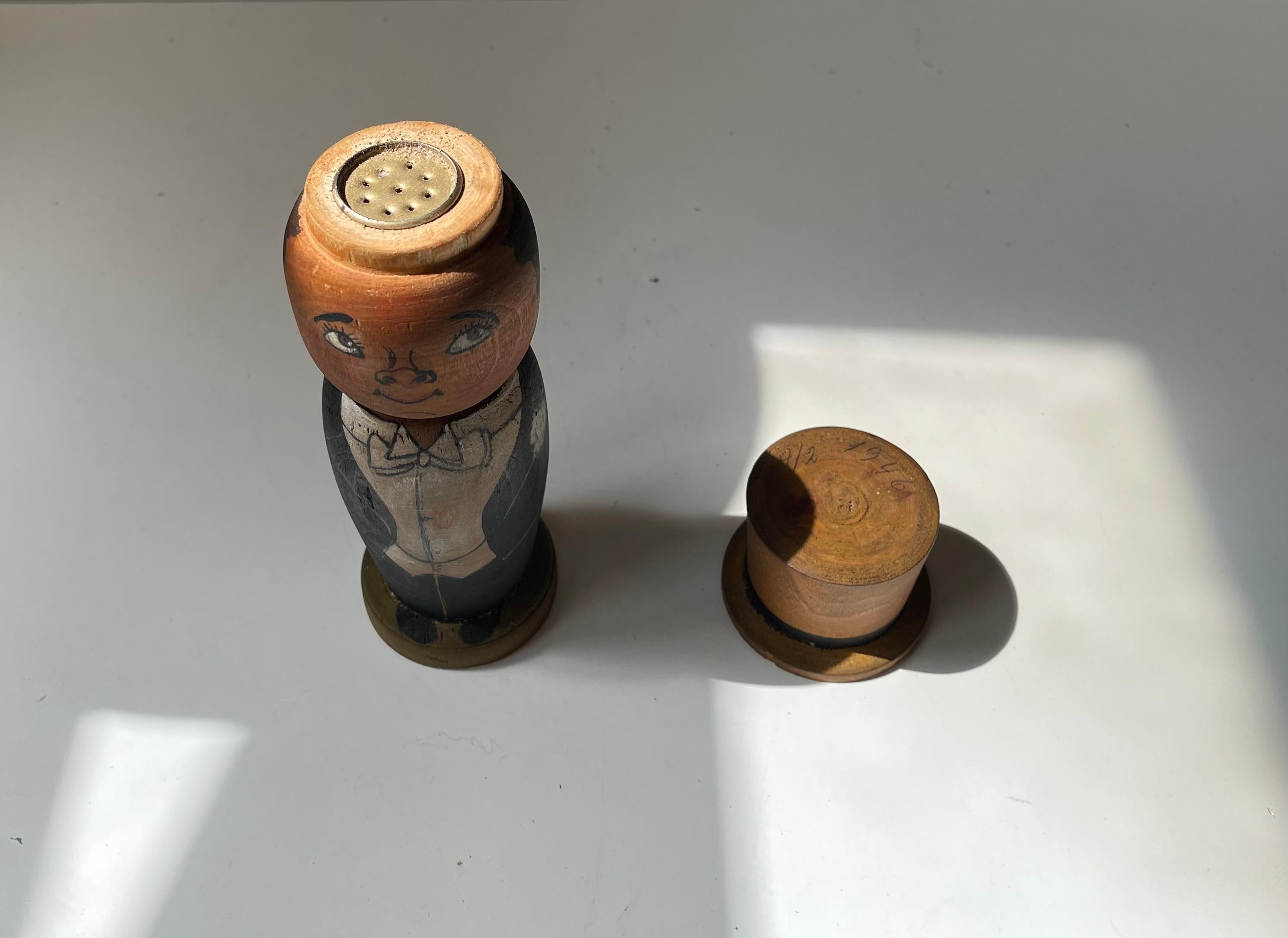 Dispensador de azúcar sueco de madera de estilo folclórico para caballeros, años 40 Pino en venta