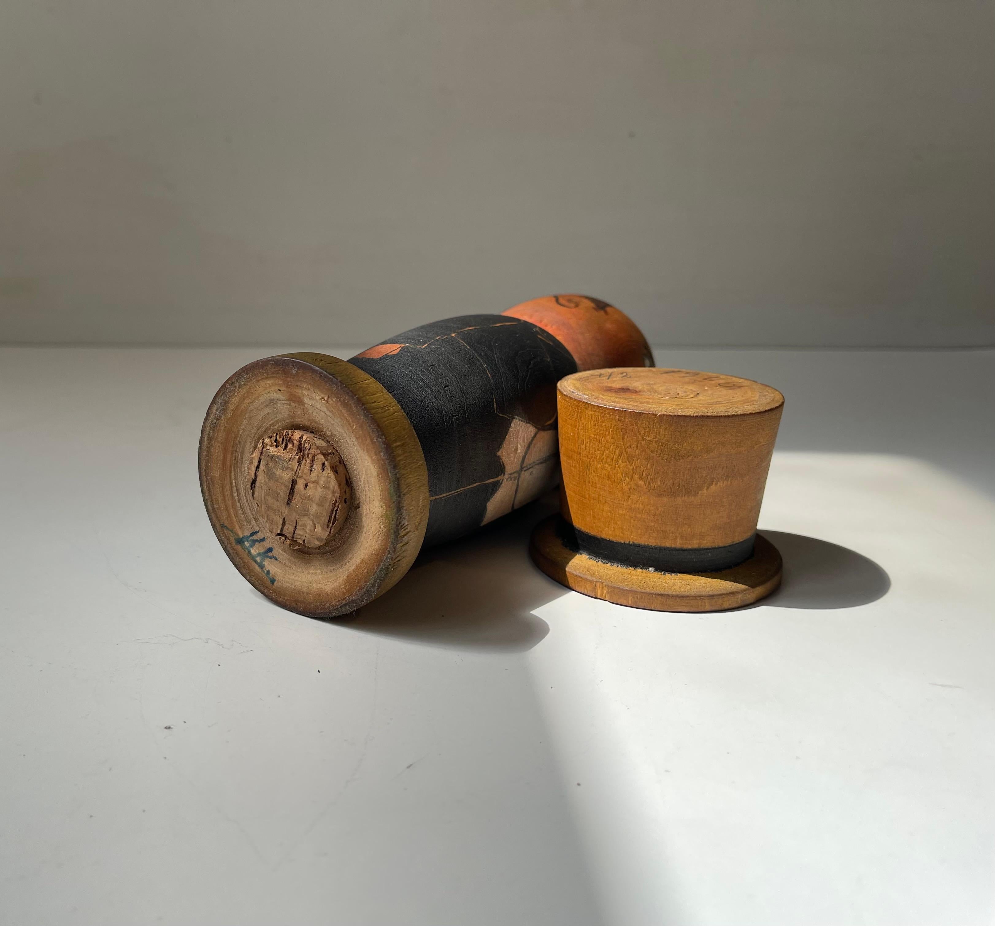 Dispensador de azúcar sueco de madera de estilo folclórico para caballeros, años 40 en venta 1