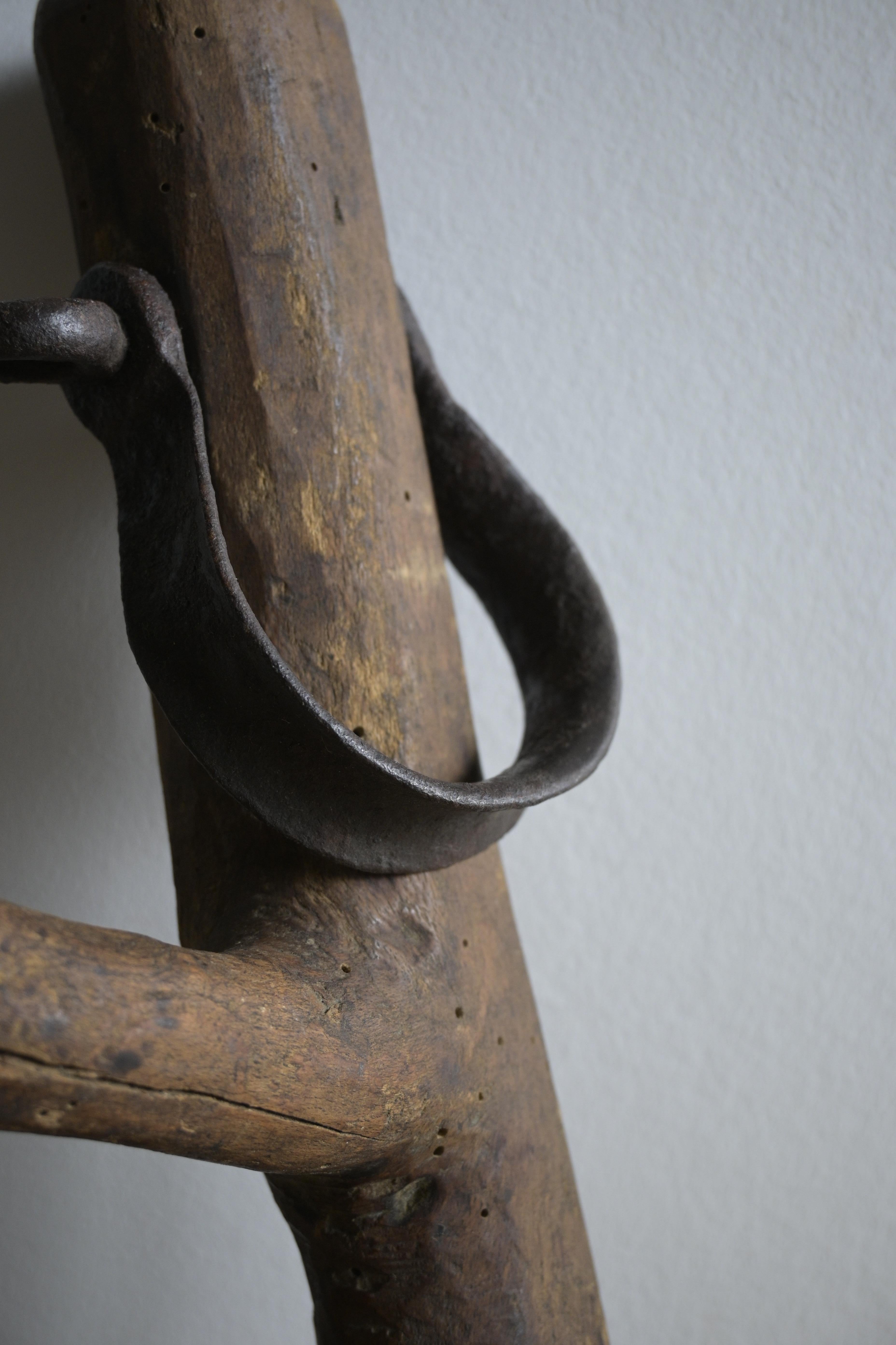 Gancio svedese in legno, circa 1880

Molto probabilmente veniva utilizzato per appendere il fieno e presenta una bella patina liscia.

Realizzato in legno di pino.

Altezza: 33 cm/12,9 pollici
Profondità: 5 cm/1,9 pollici
Larghezza: 14,5 cm/5,7