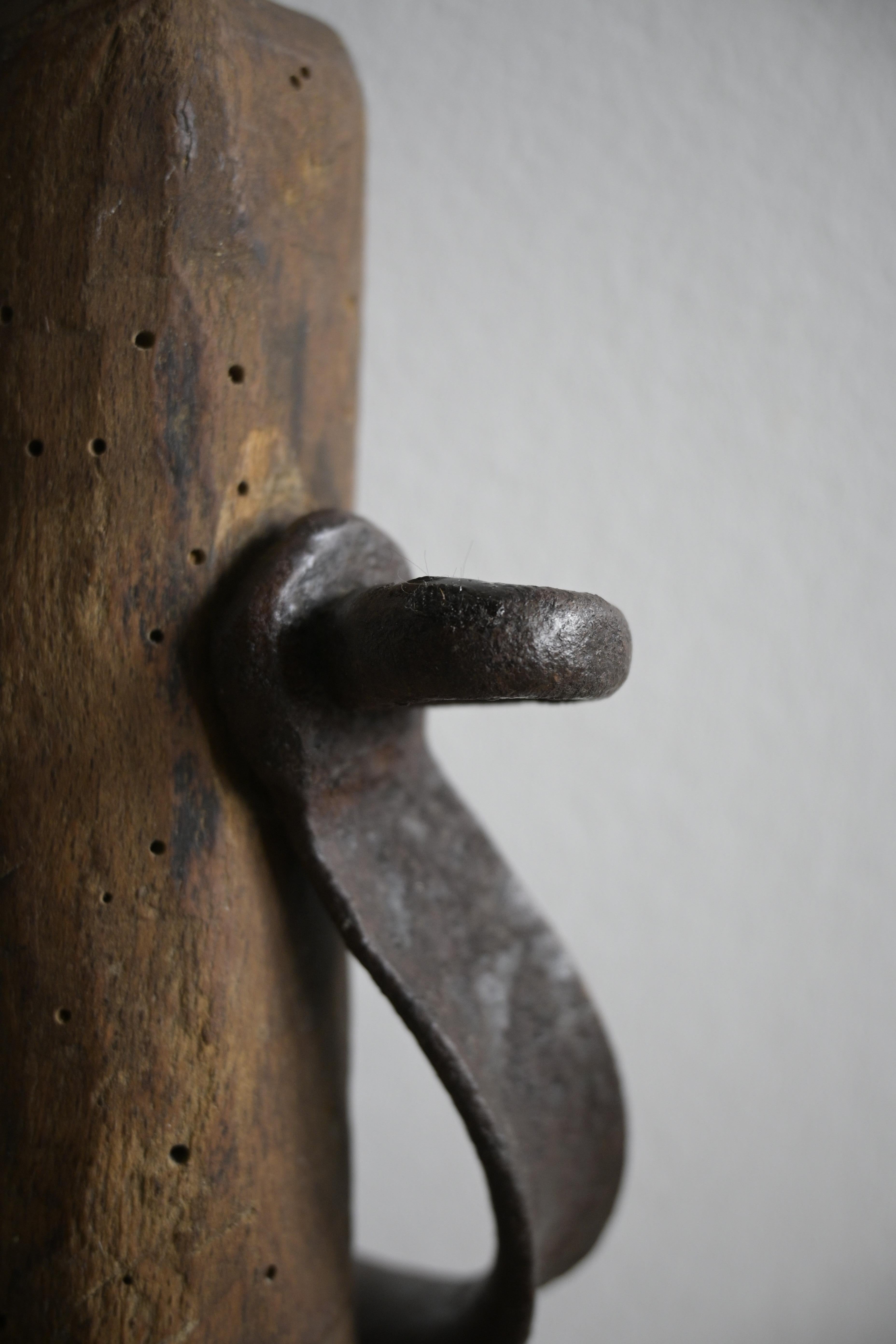 Intagliato a mano Gancio svedese in legno, circa 1880 in vendita