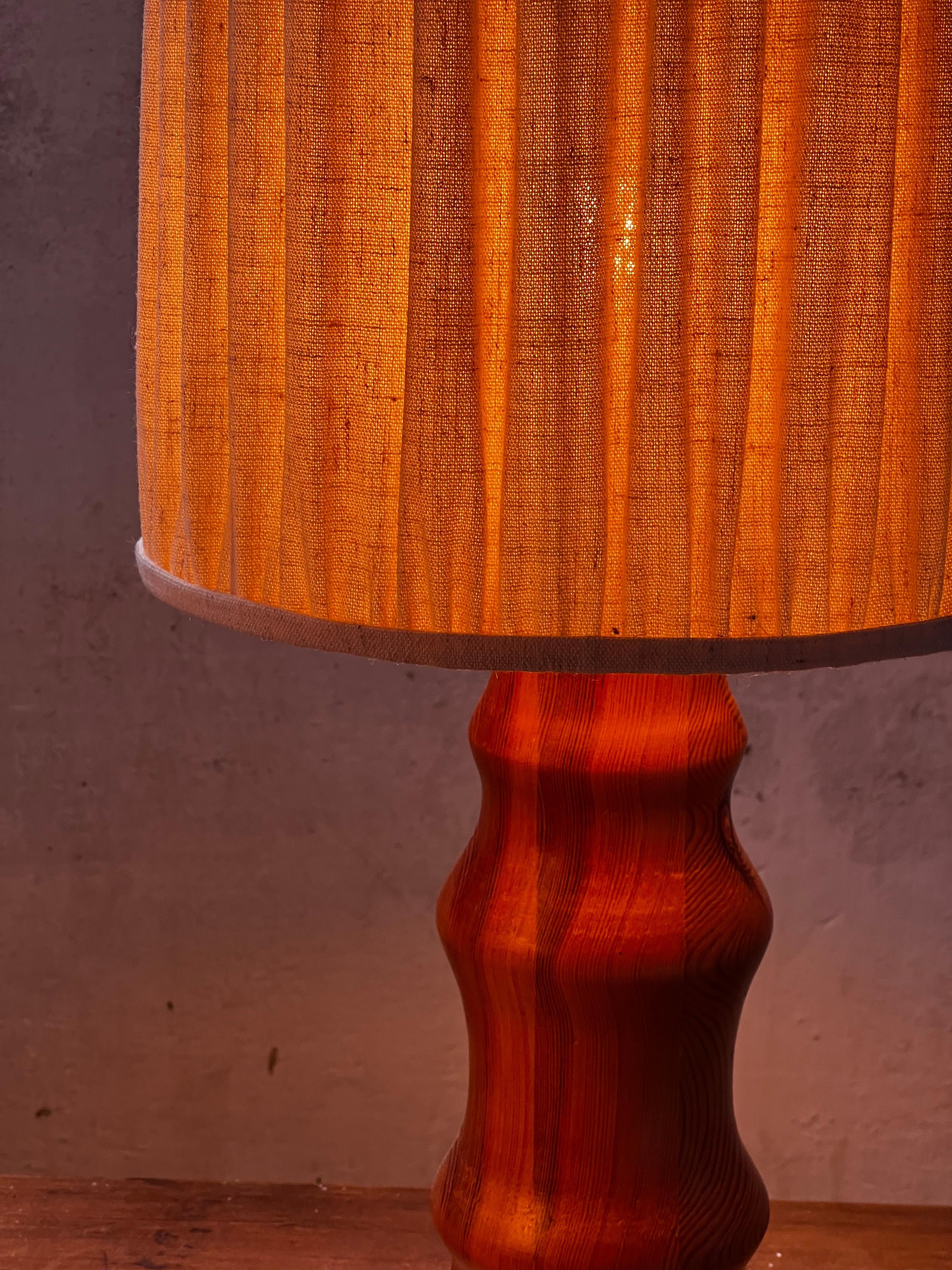 Lampe suédoise en bois H51 cm avec abat-jour neuf en lin belge 1970's en vente 2
