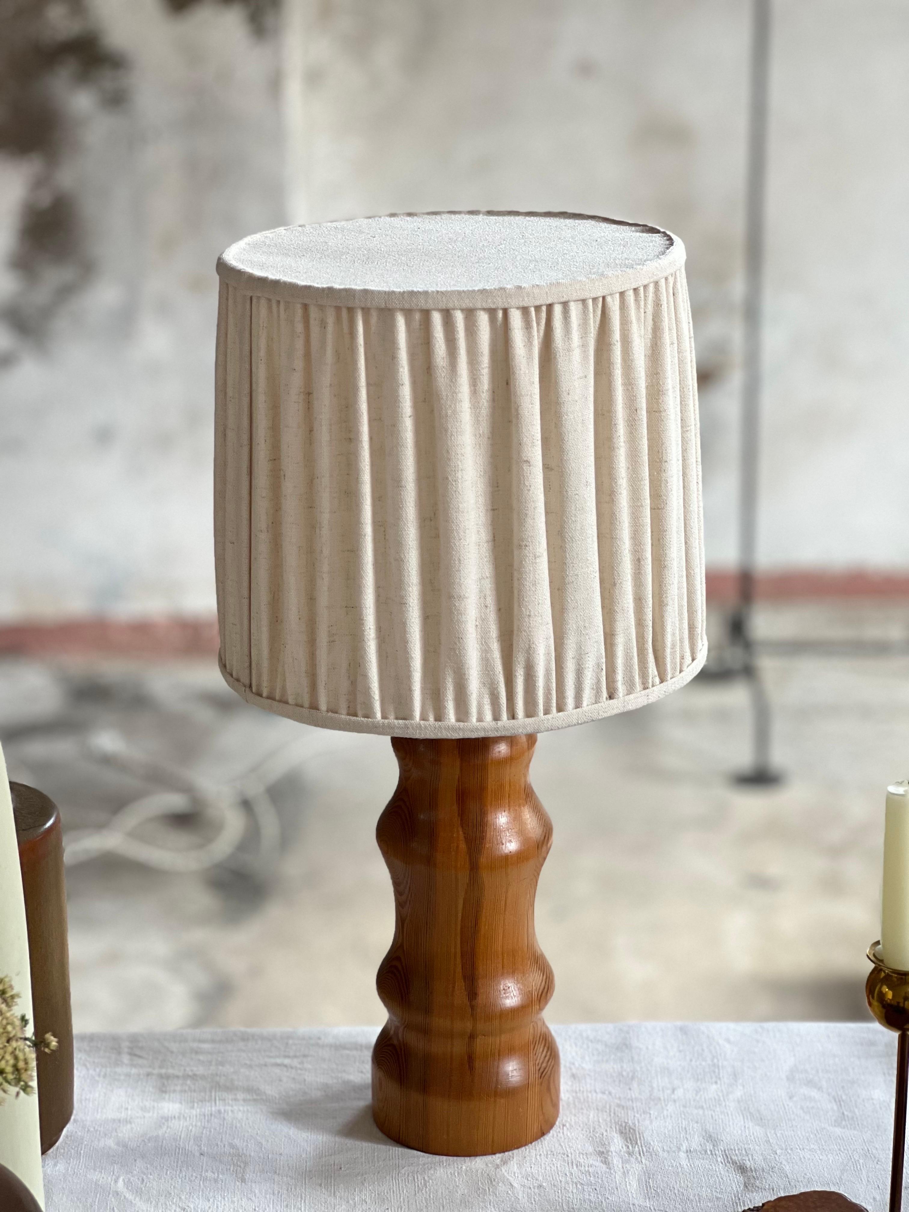 Lampe suédoise en bois H51 cm avec abat-jour neuf en lin belge 1970's en vente 4