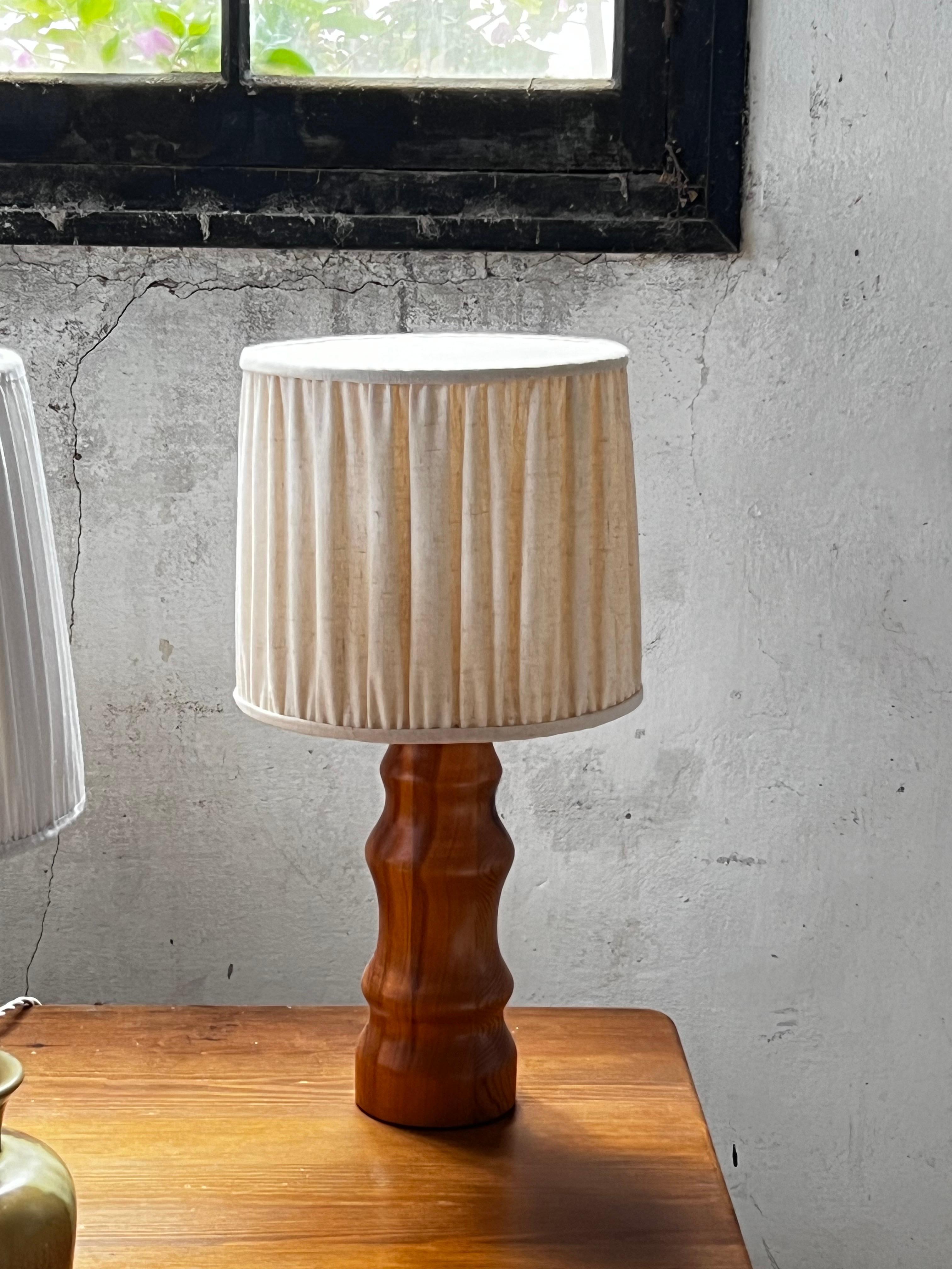 Mid-Century Modern Lampe suédoise en bois H51 cm avec abat-jour neuf en lin belge 1970's en vente