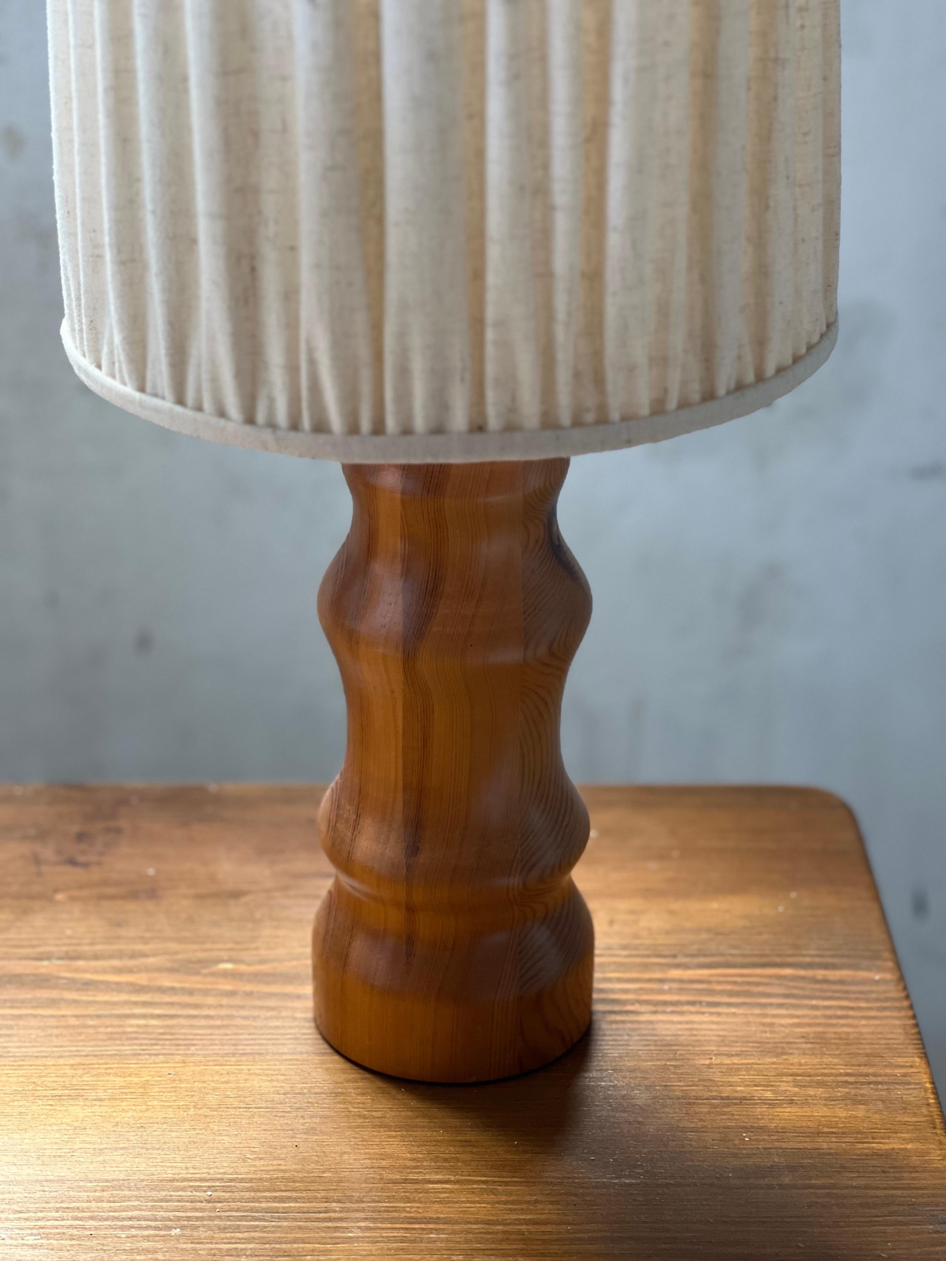 Suédois Lampe suédoise en bois H51 cm avec abat-jour neuf en lin belge 1970's en vente