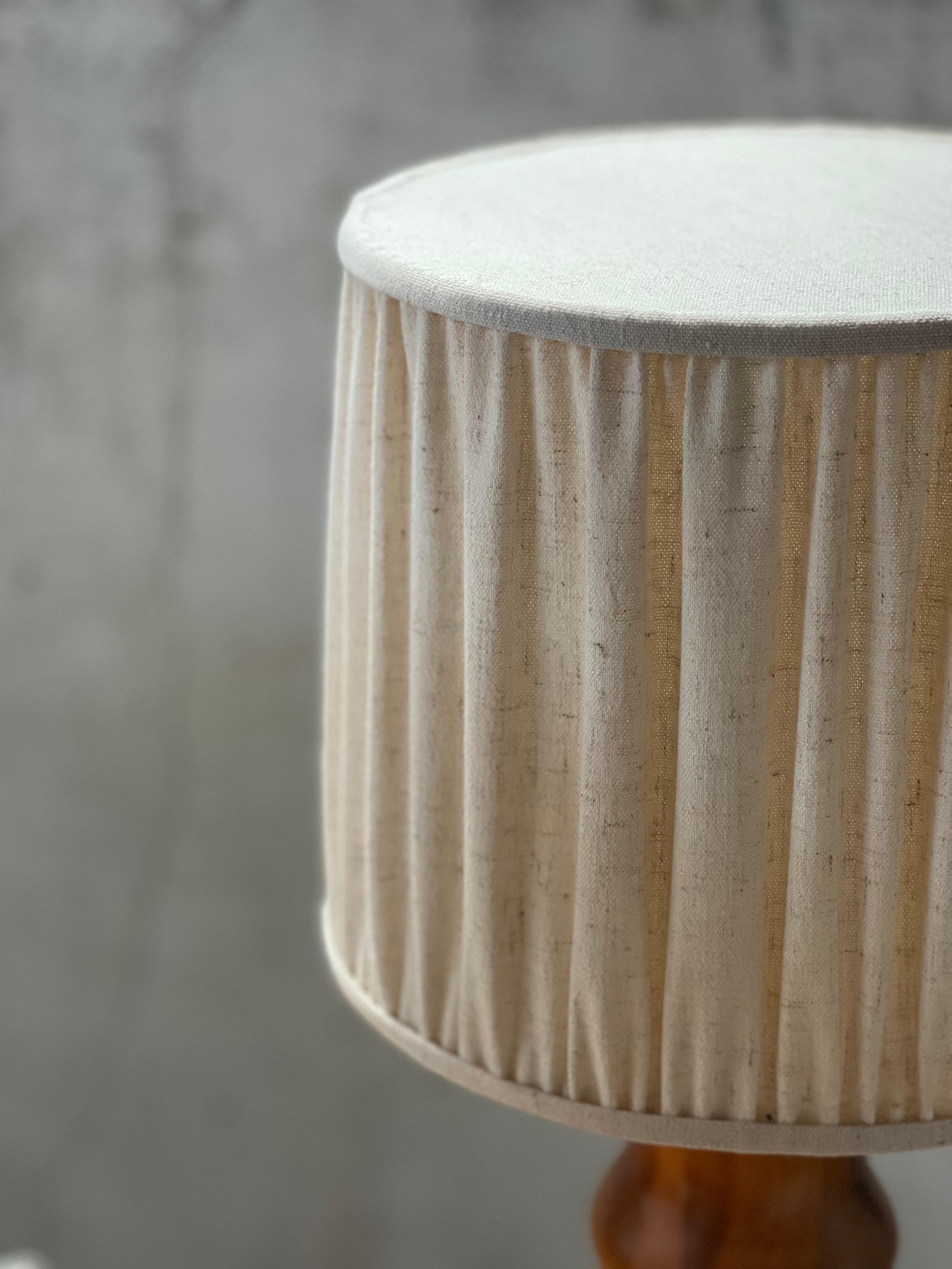 Fait main Lampe suédoise en bois H51 cm avec abat-jour neuf en lin belge 1970's en vente