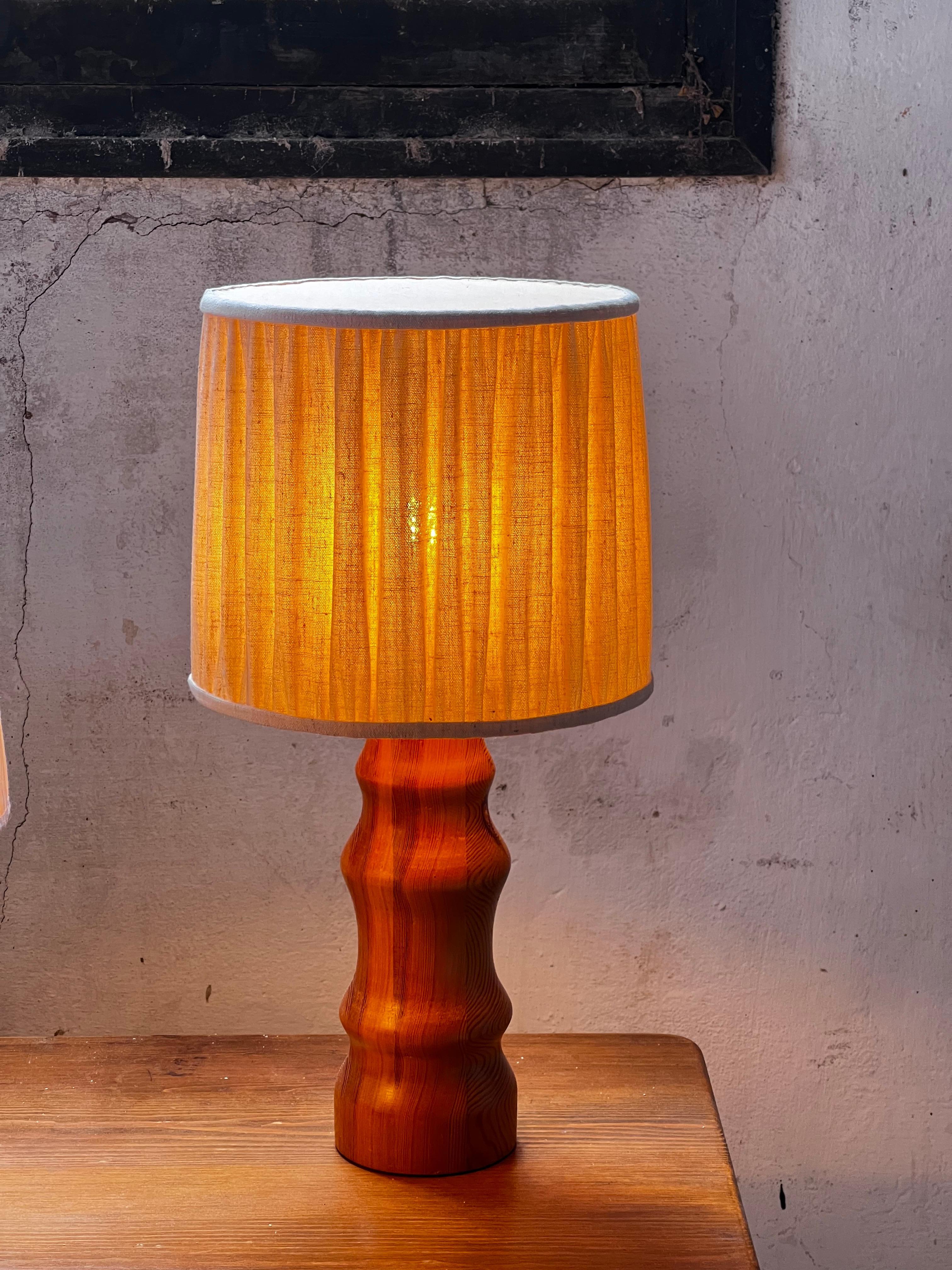 Lampe suédoise en bois H51 cm avec abat-jour neuf en lin belge 1970's Excellent état - En vente à Forest, BE