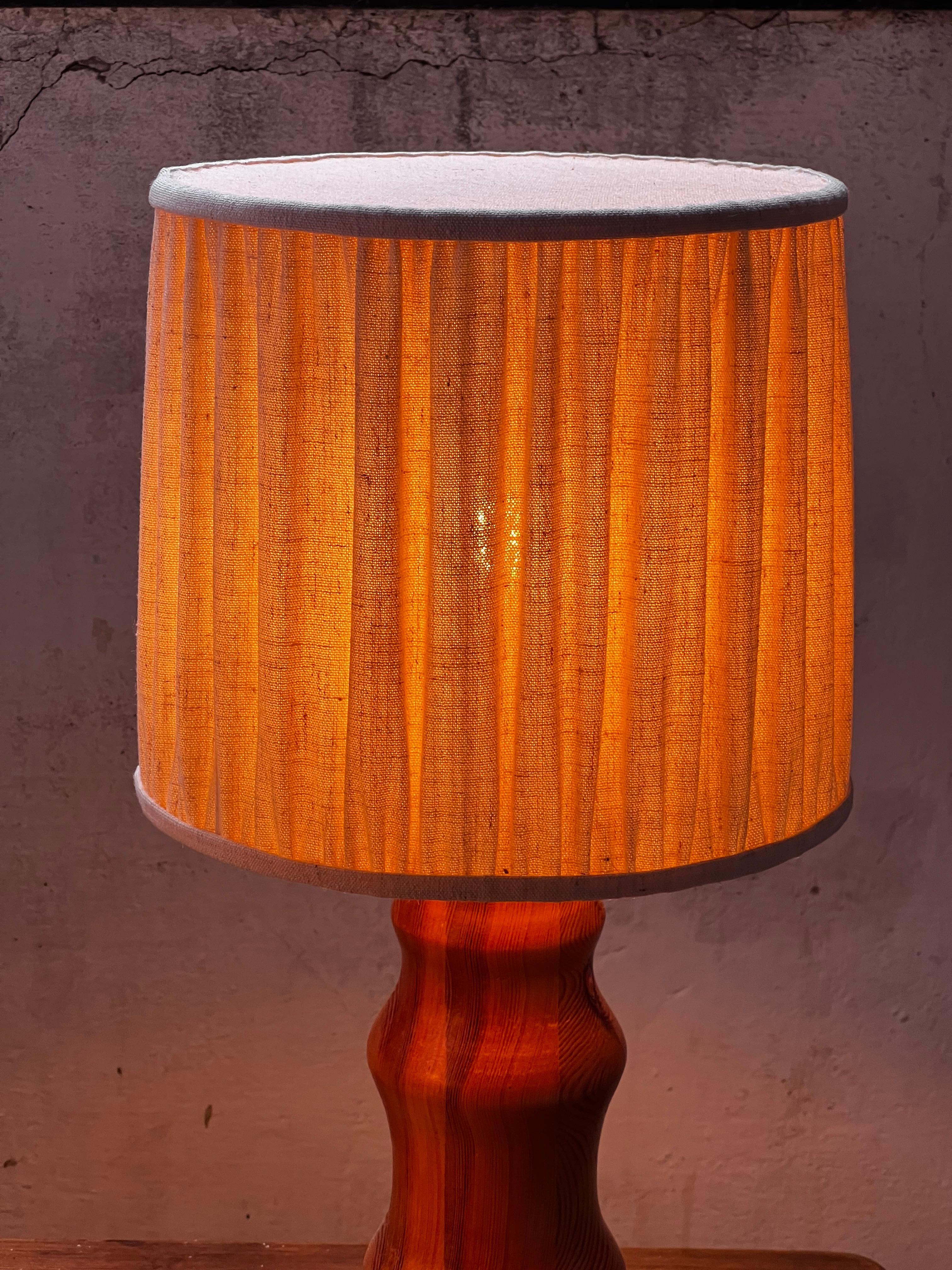 Lin Lampe suédoise en bois H51 cm avec abat-jour neuf en lin belge 1970's en vente