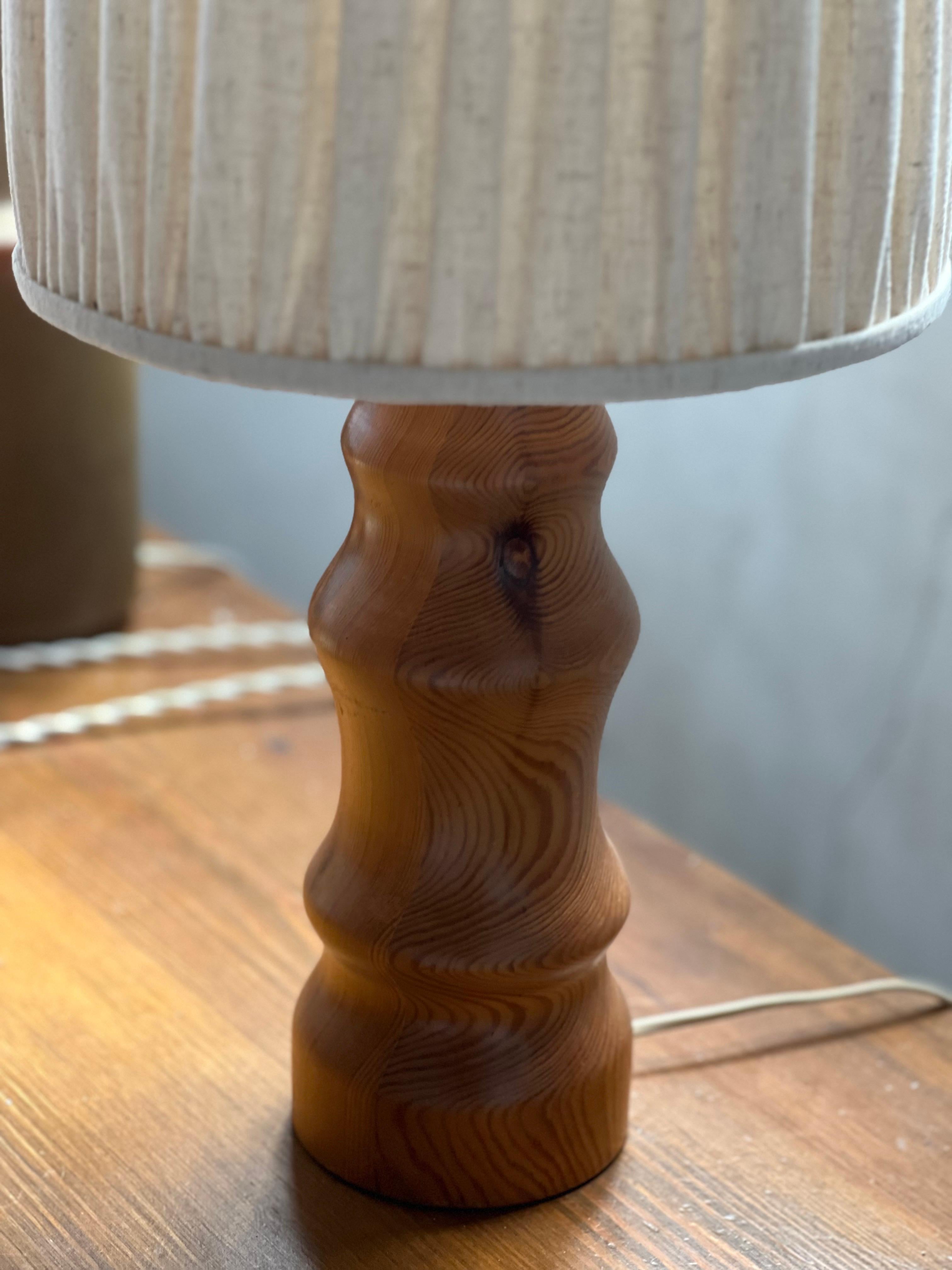 Lampe suédoise en bois H51 cm avec abat-jour neuf en lin belge 1970's en vente 1