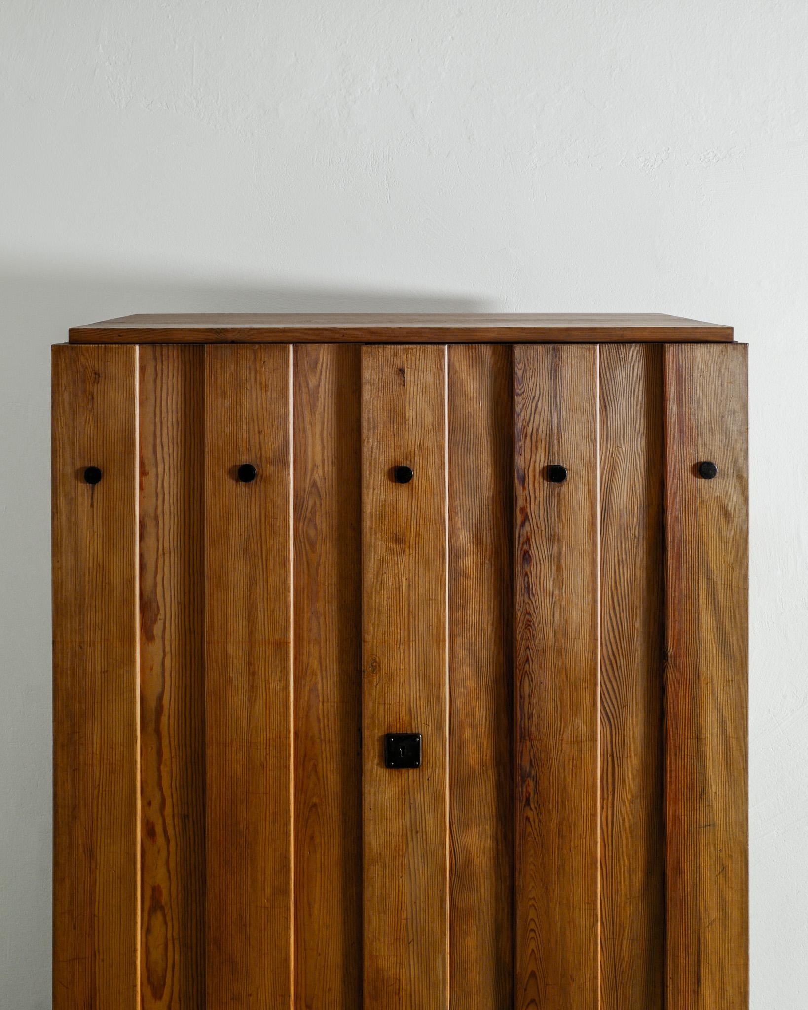 Scandinavo moderno Armadio svedese in legno 