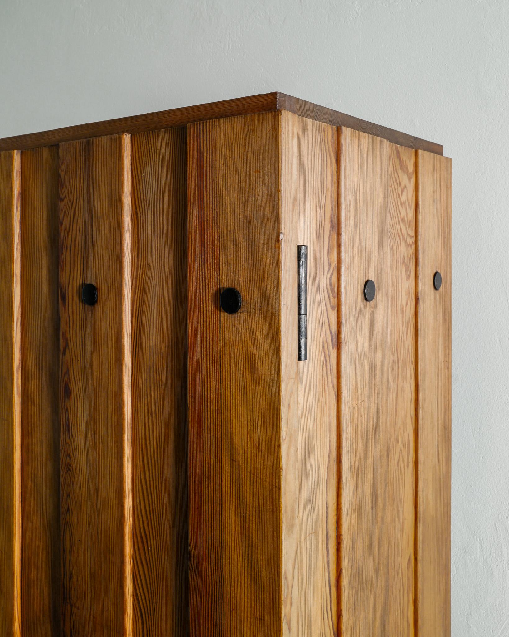 Metà XX secolo Armadio svedese in legno 