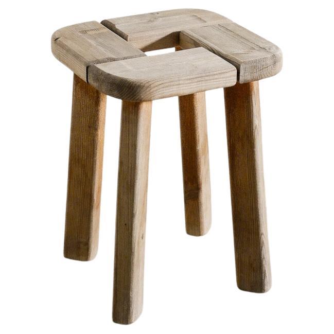 Schwedischer hölzerner Wabi Sabi-Hocker mit vier Beinen aus gebeizter Kiefer aus der Mitte des Jahrhunderts, 1940er Jahre