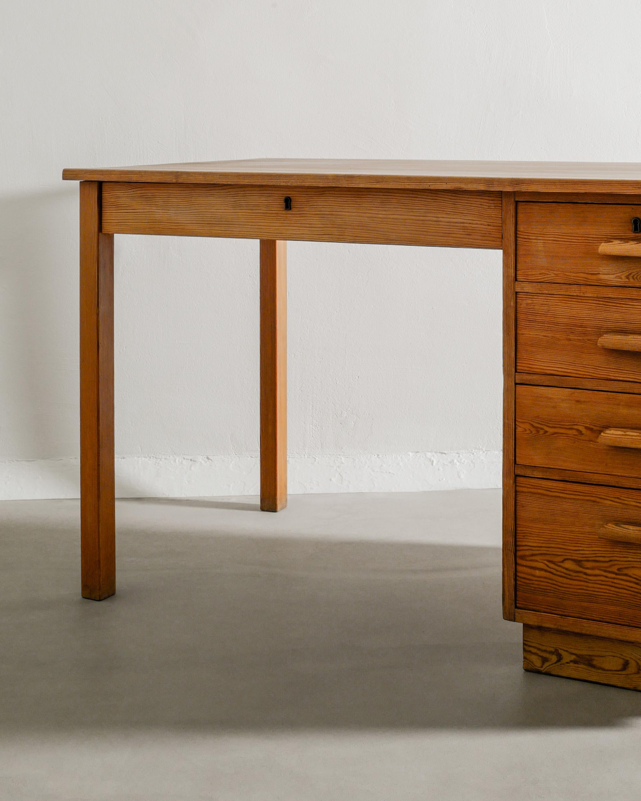 Scandinavo moderno Scrivania svedese in legno di pino di Axel Einar Hjorth per Nordiska Kompaniet, anni '30 in vendita