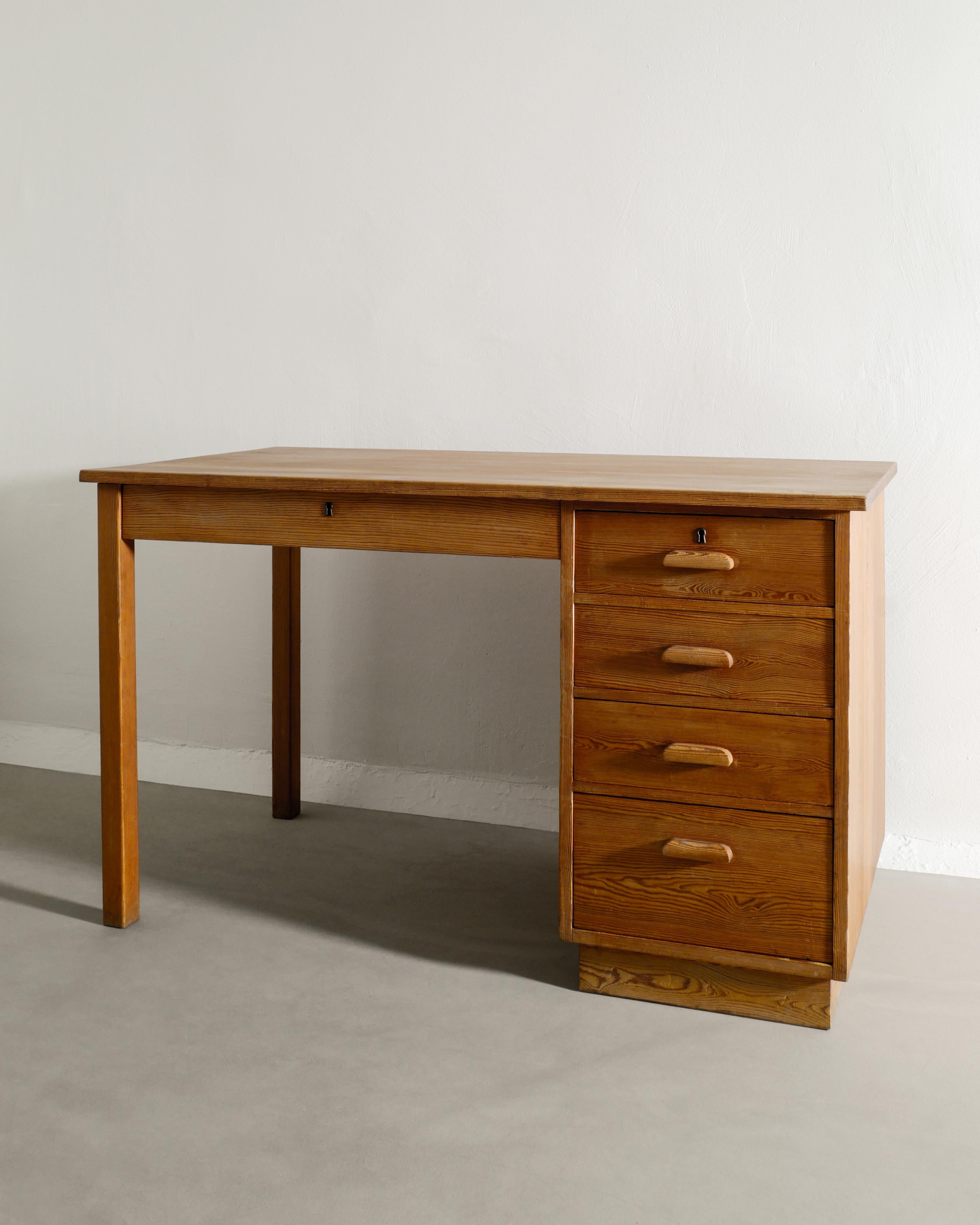Svedese Scrivania svedese in legno di pino di Axel Einar Hjorth per Nordiska Kompaniet, anni '30 in vendita