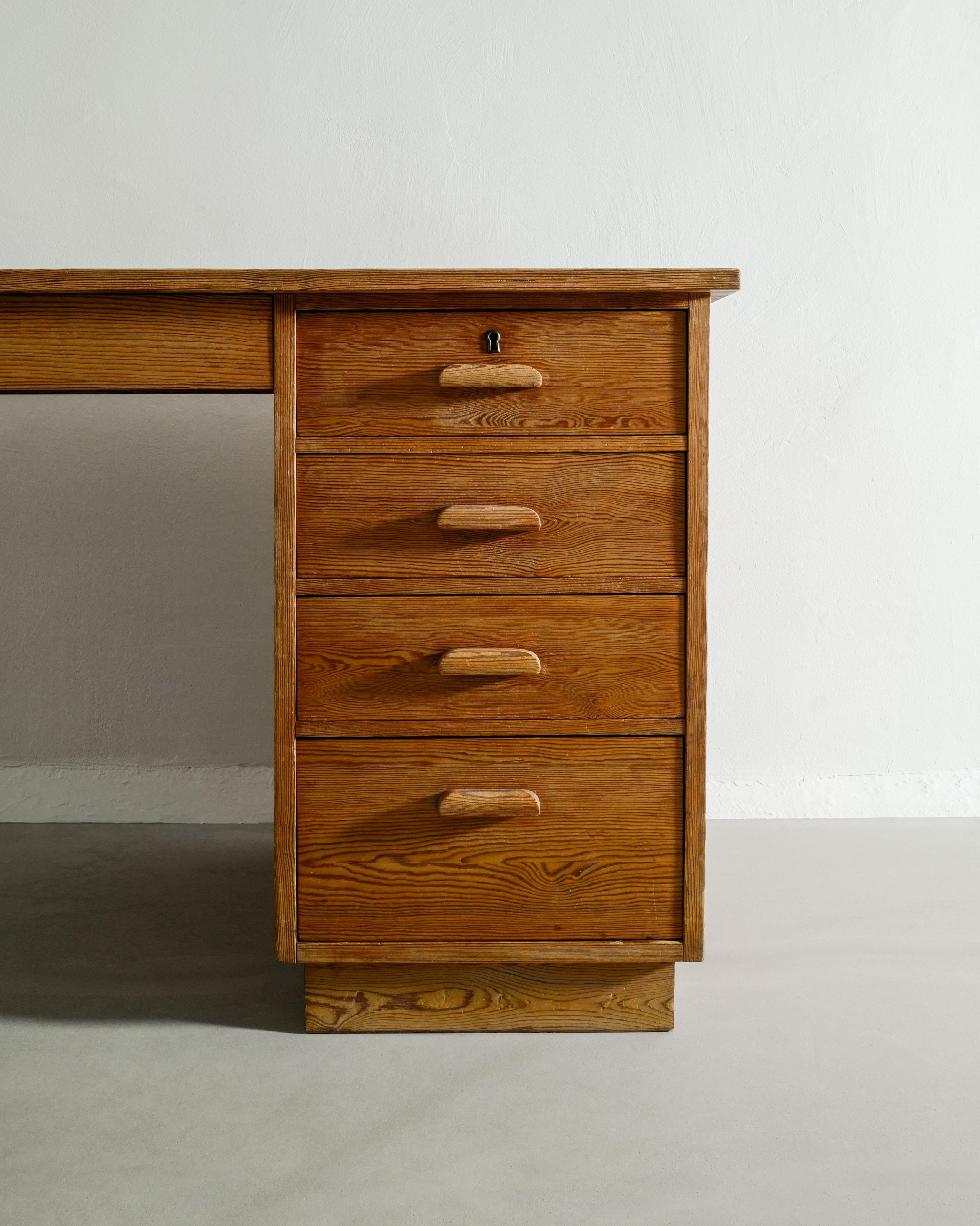 Scrivania svedese in legno di pino di Axel Einar Hjorth per Nordiska Kompaniet, anni '30 In condizioni buone in vendita a Stockholm, SE