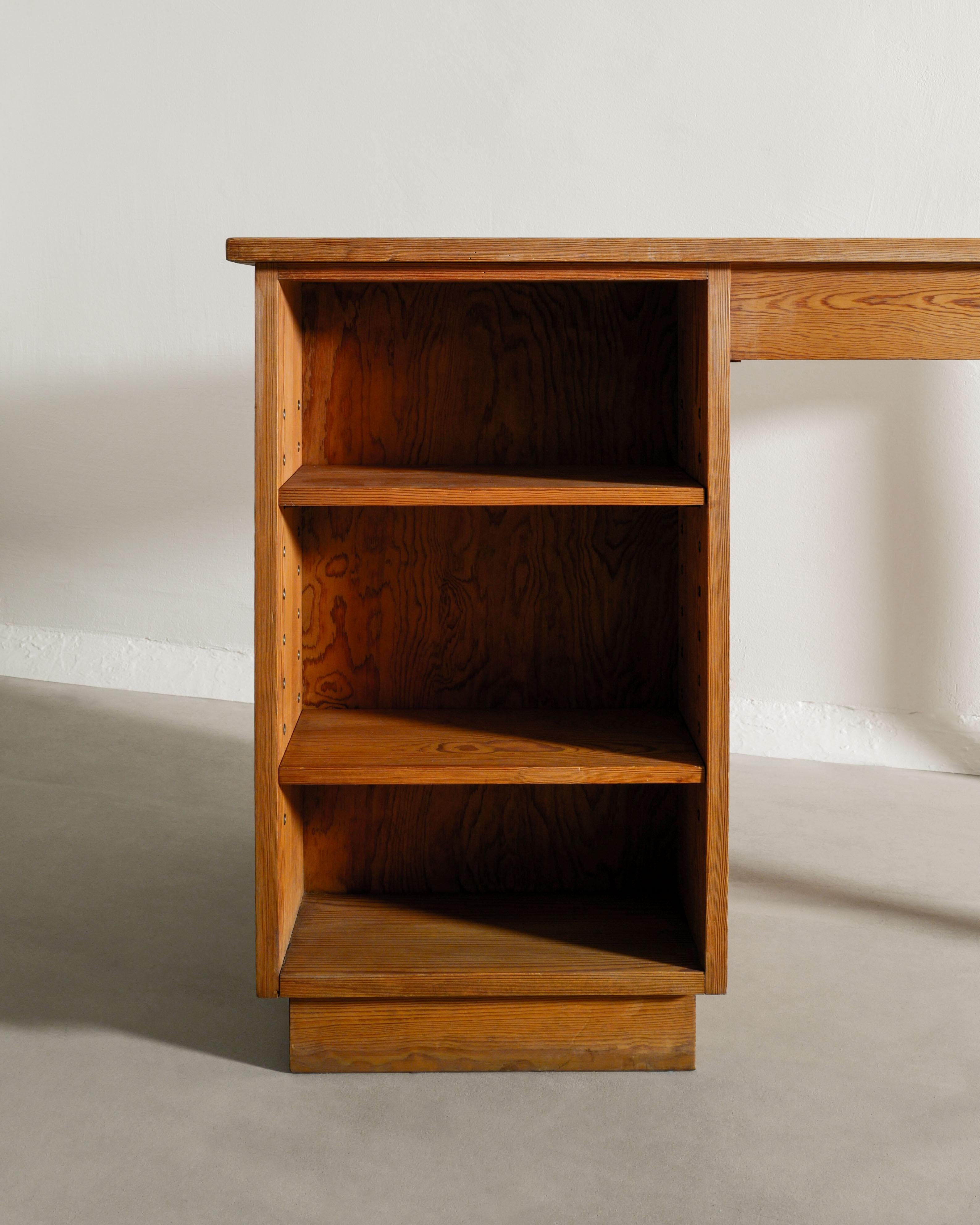 Metà XX secolo Scrivania svedese in legno di pino di Axel Einar Hjorth per Nordiska Kompaniet, anni '30 in vendita